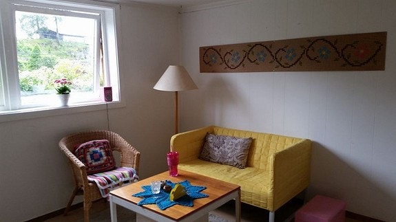 Hybel2. Ser stuen fra døren i gangen, mot nord vest. Galleribilde