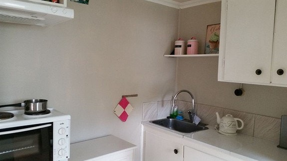 Hybel2. Kjøkkenet sett fra døren til stuen mot sør øst. Soverom er til høyre. Galleribilde