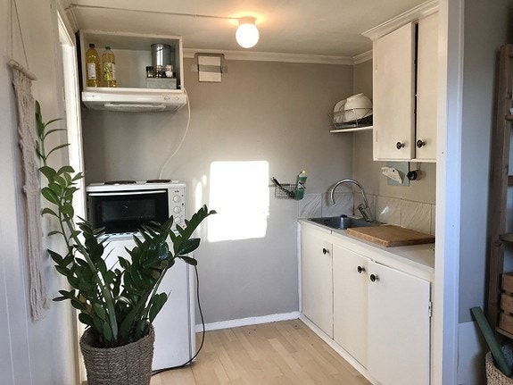 Hybel2. Ser kjøkkenet fra "soverommet/småstuen" mot øst. Galleribilde