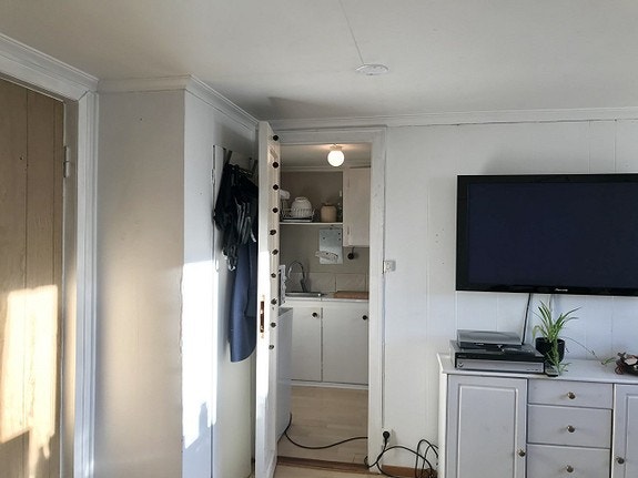 Hybel2. Ser døren til kjøkken og "soverom" mot sør. Døren til gangen er til venstre. Galleribilde