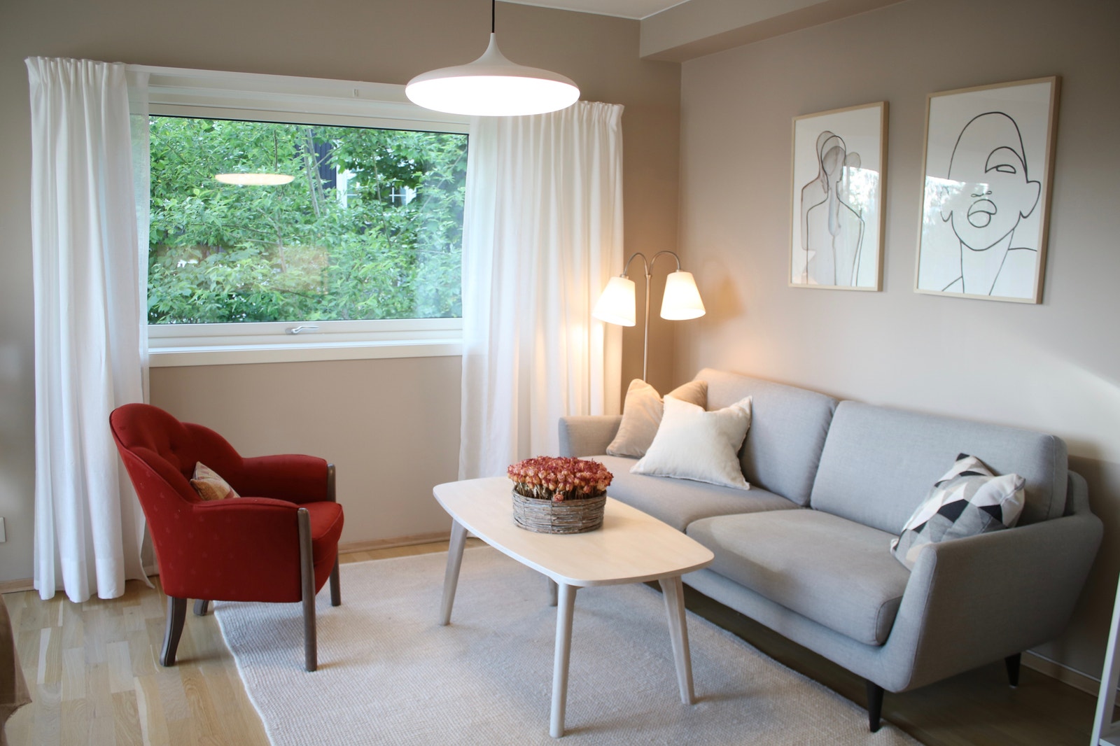 Sofaen vender mot balkongen. Galleribilde