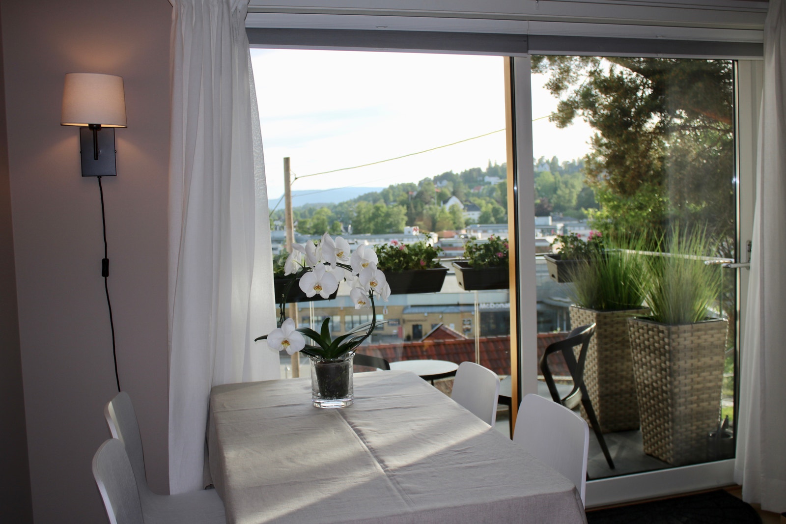 Spisebord m. stoler. Skyvedør til vestvendt balkong. Galleribilde