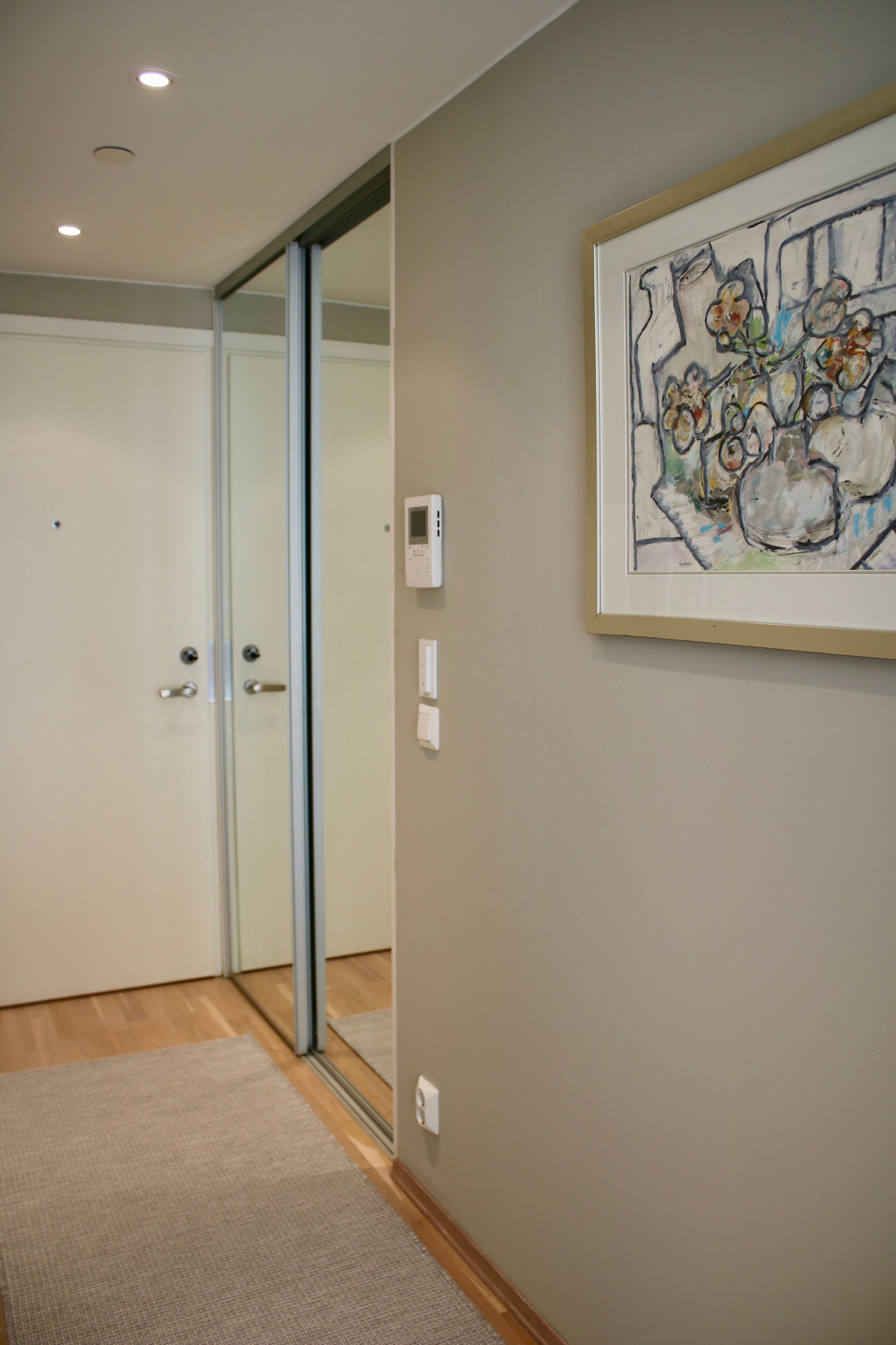 Inngangsparti. Garderobe med skyvedører. Fjernstyrt dørtelefon med video overføring. Galleribilde