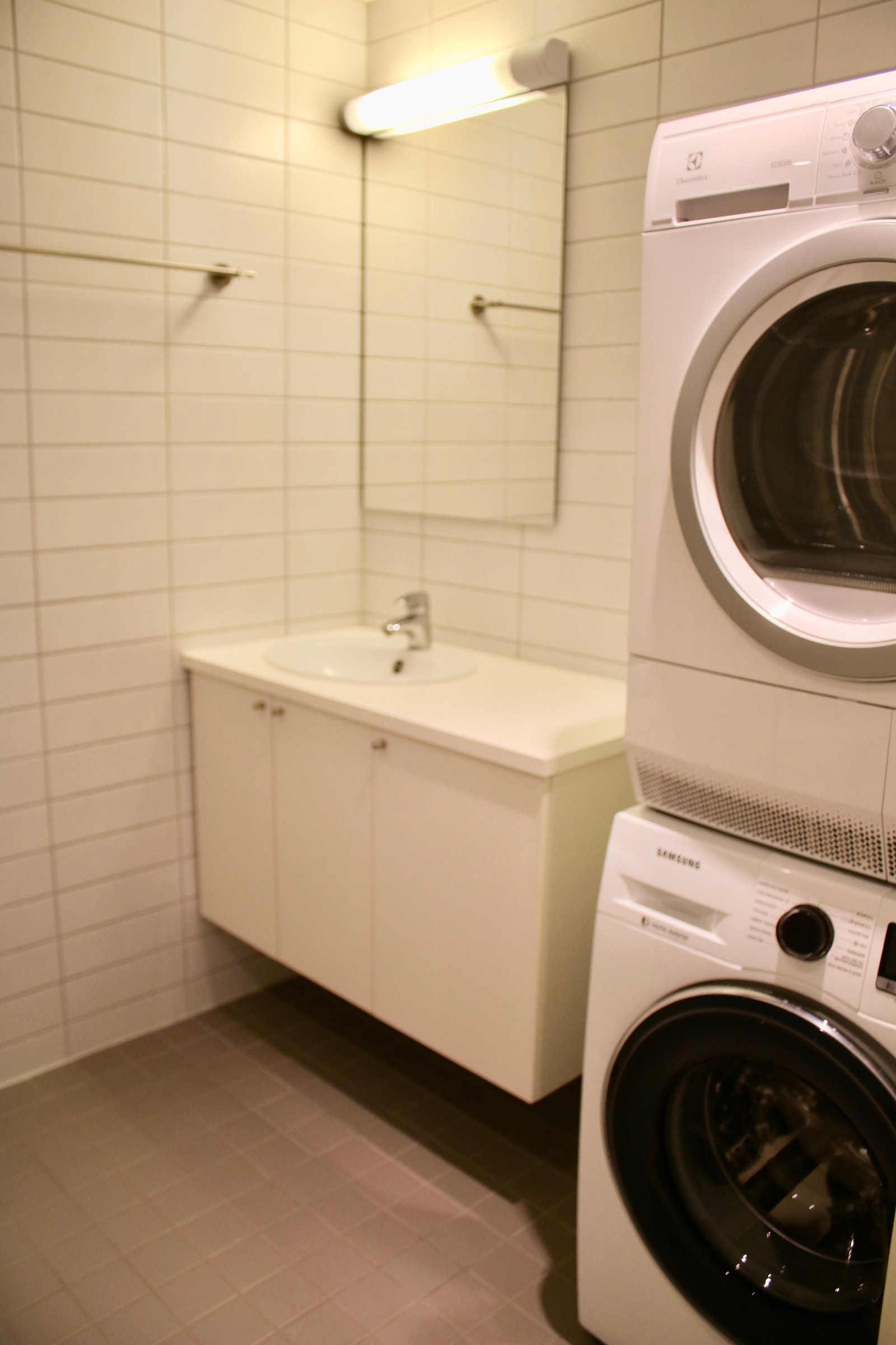 Vaskemaskin og tørketrommel på baderommet. Galleribilde