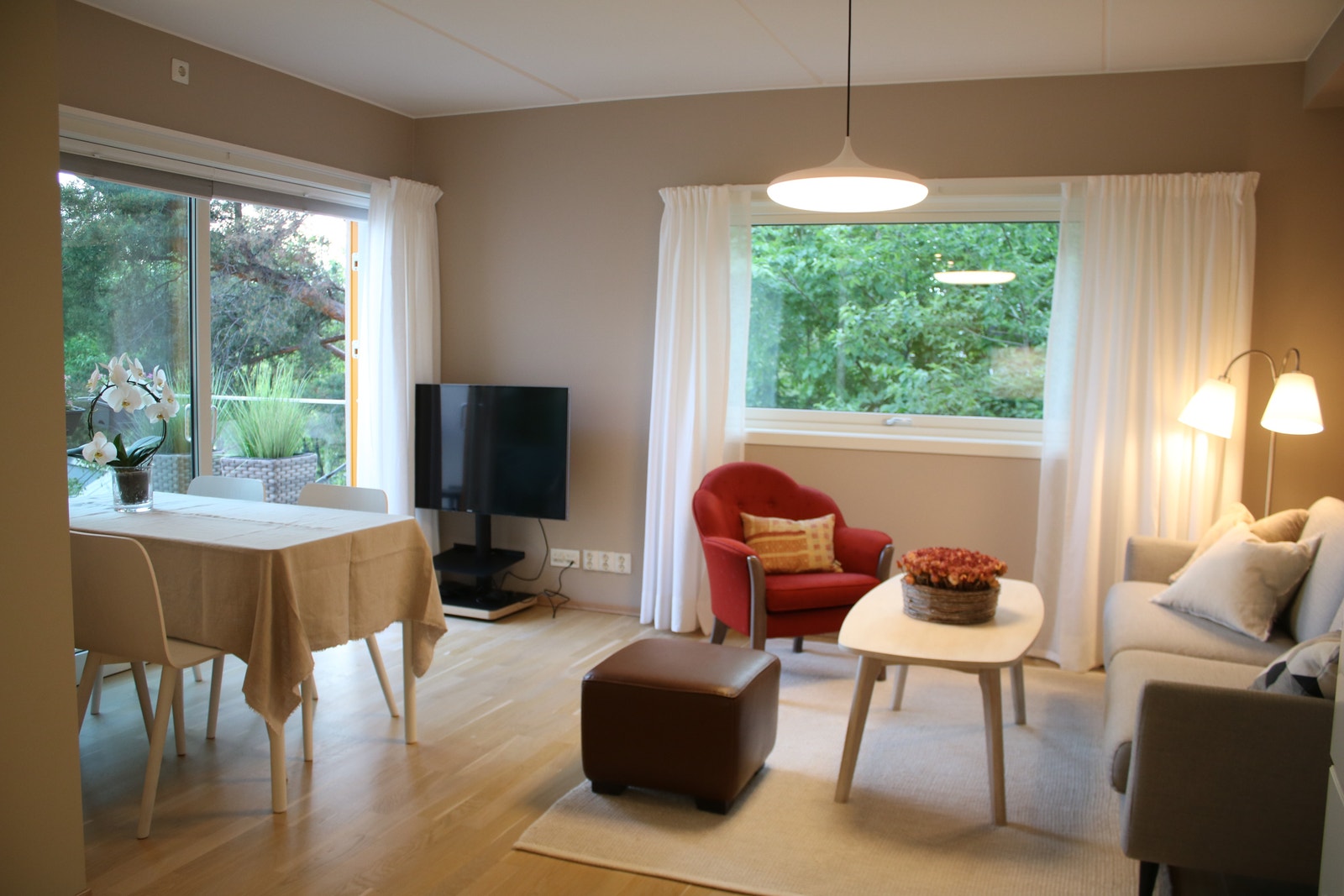 Lys møblert hjørneleilighet. Galleribilde