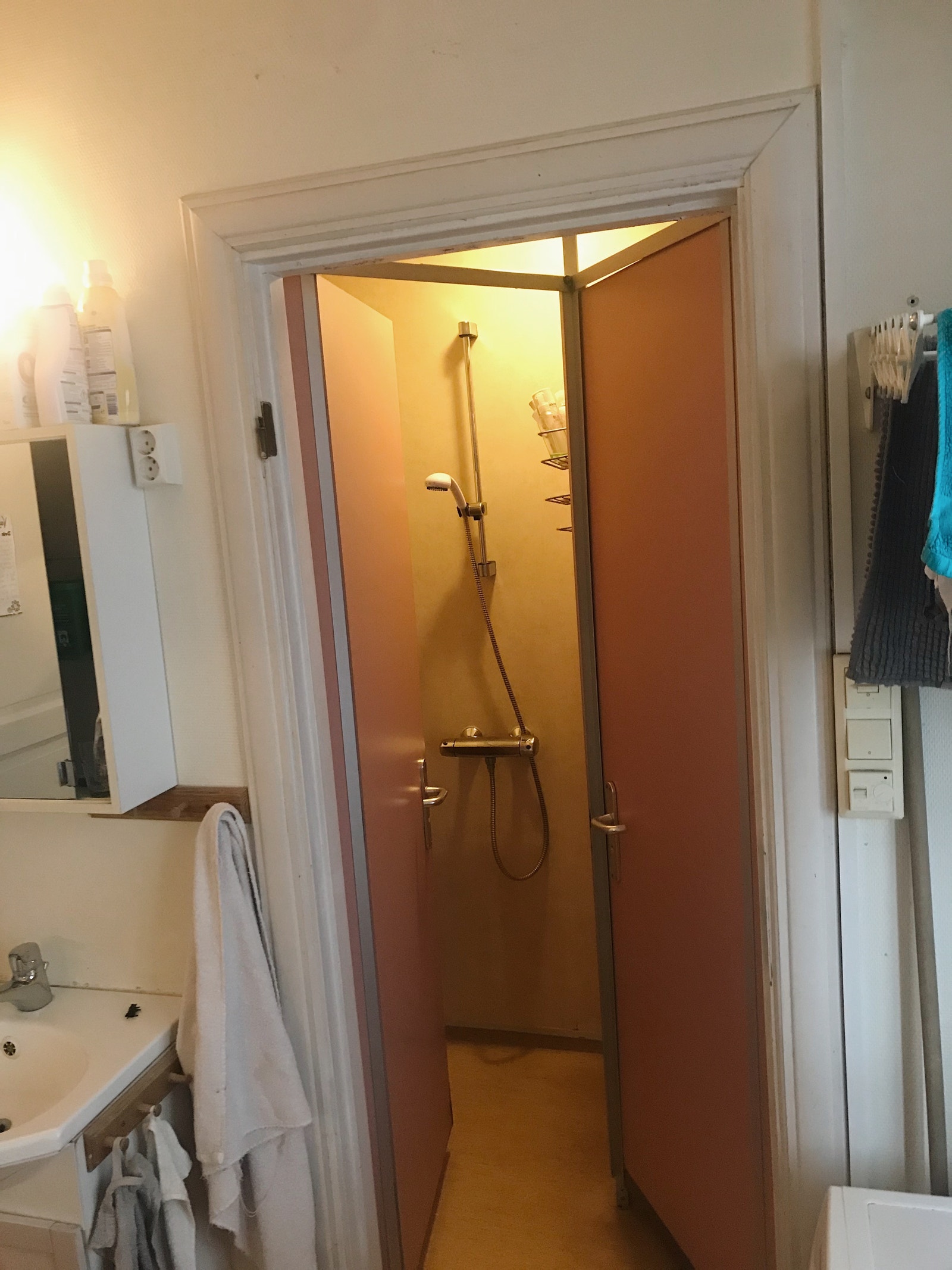 2 dusjrom innenfor bad Galleribilde