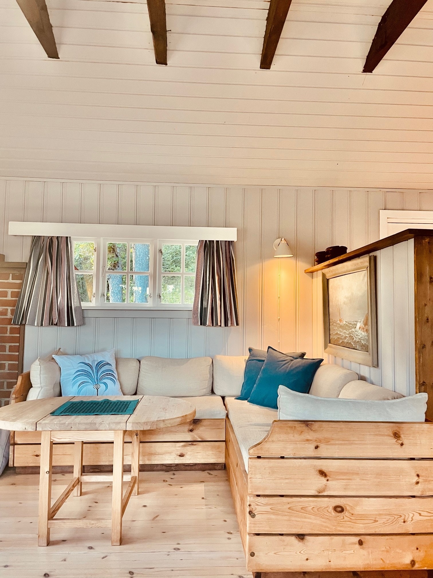 Sofaen er redusert til 3-seter. Lys og innbydende stue. Slapp av i sofaen etter en lang dag på sjøen. Galleribilde