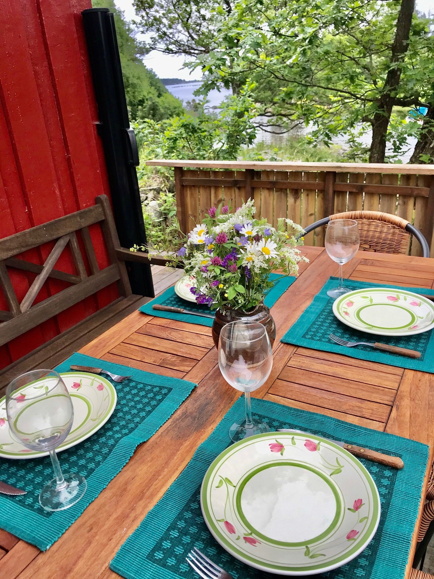Grillmiddagen nytes best på den solrike terrassen. Galleribilde