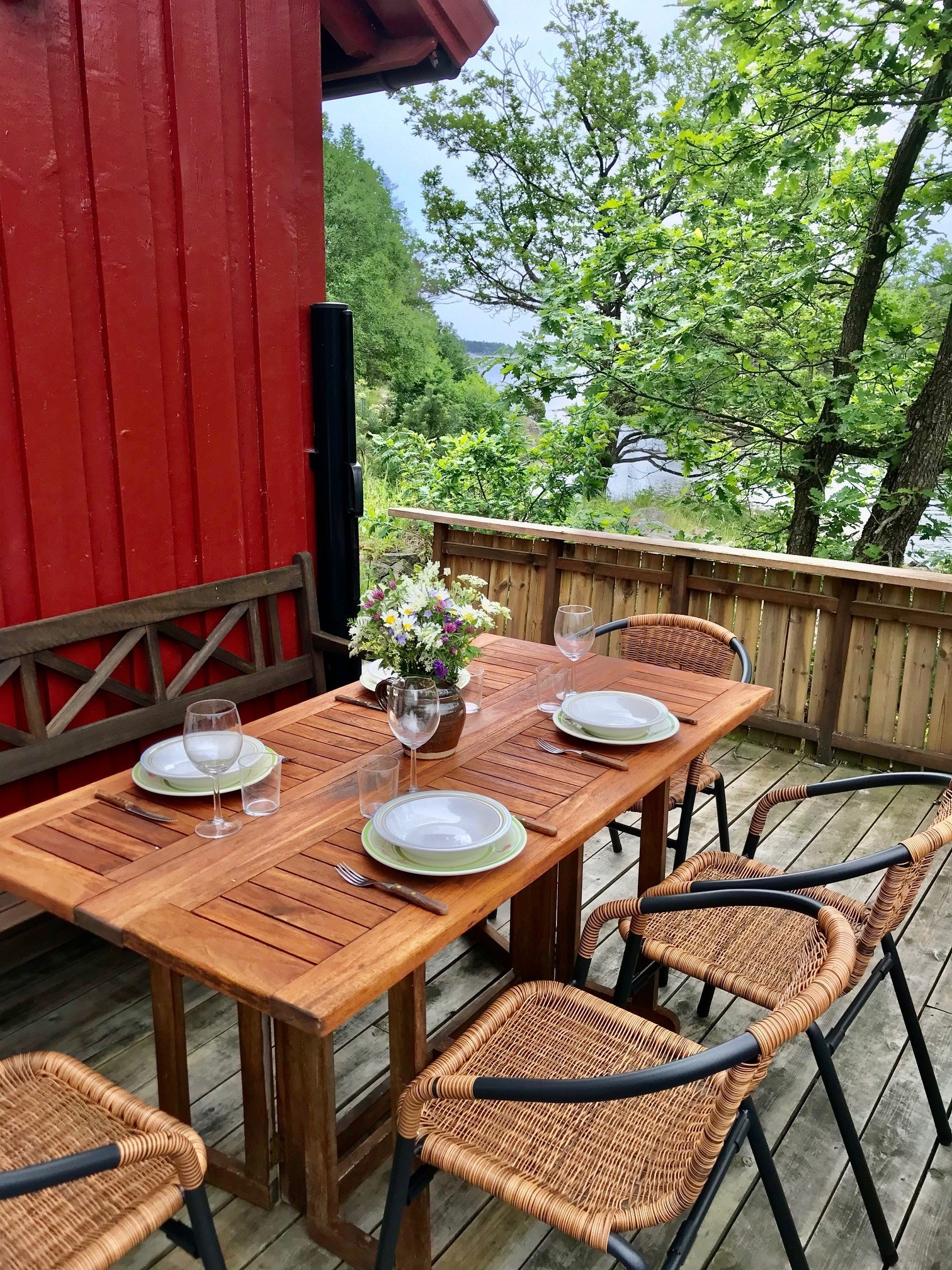 Ta frokosten utendørs til lyden av bølgeskvulp. Galleribilde