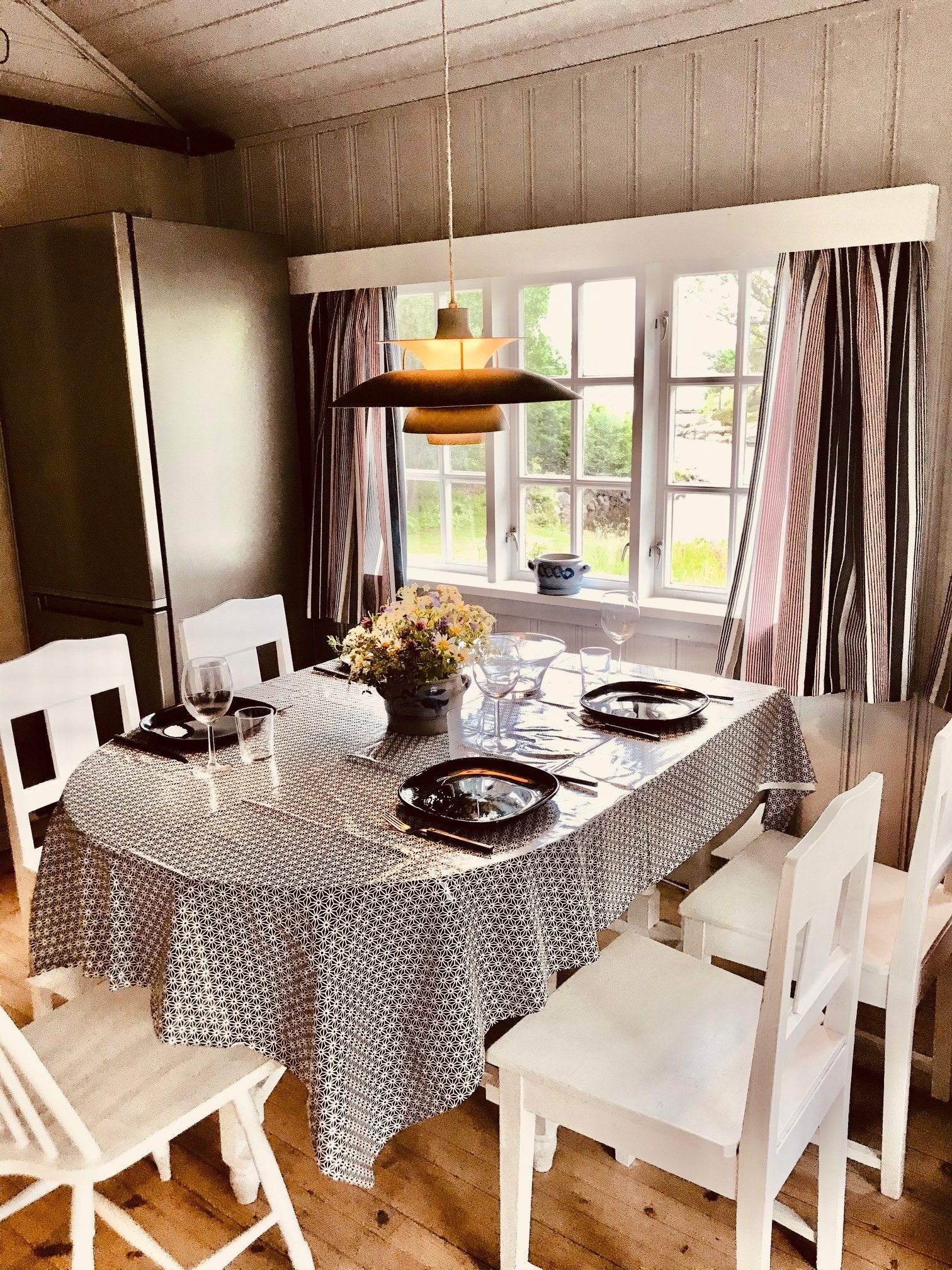 Rundt spisebordet kan du samle hele familien til en hyggelig middag. Tripptrapp stol til minsten er tilgjengelig. Galleribilde