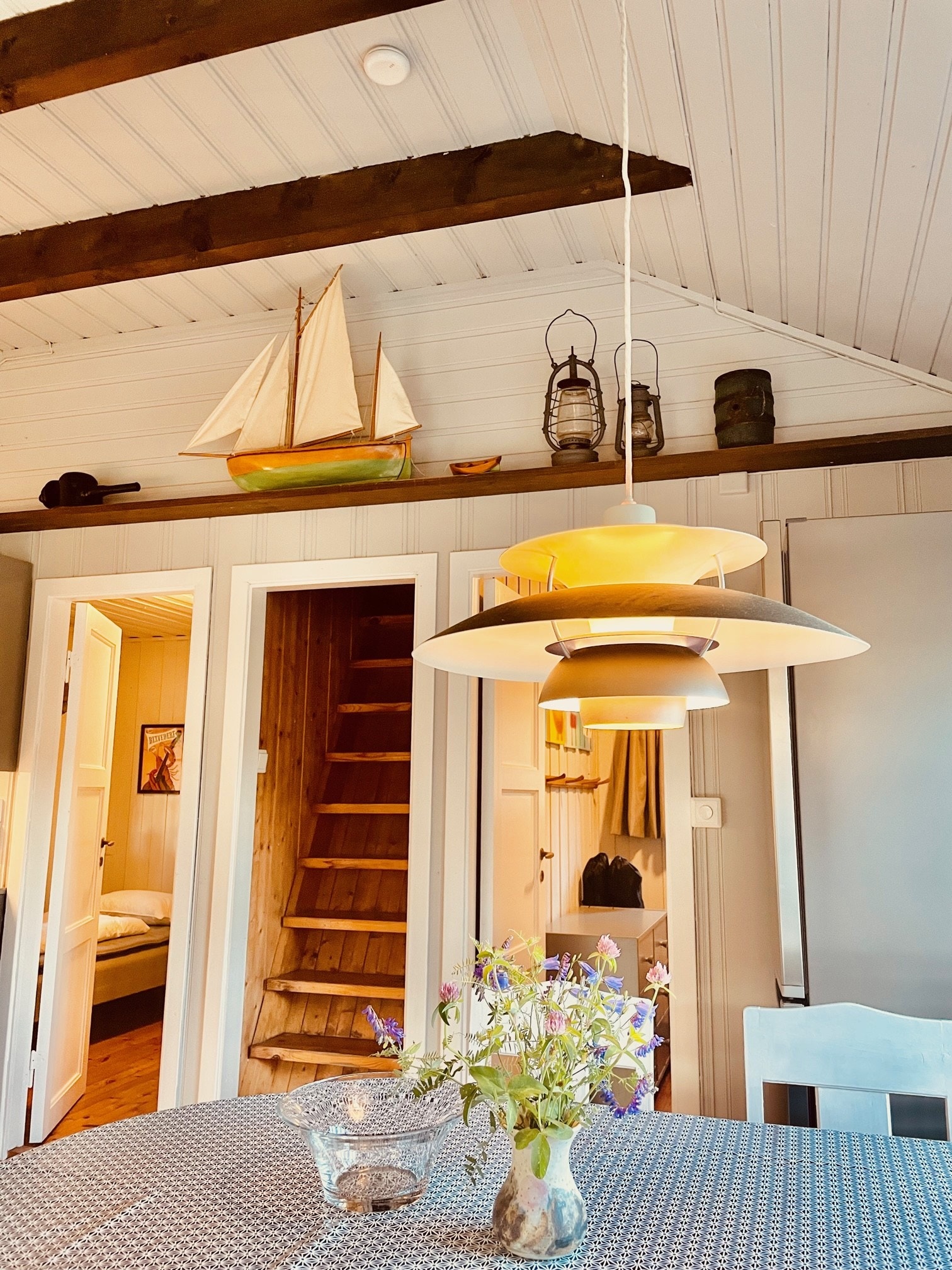 Fra spisestuen med inngang til begge soverom og trapp opp til hems. Galleribilde
