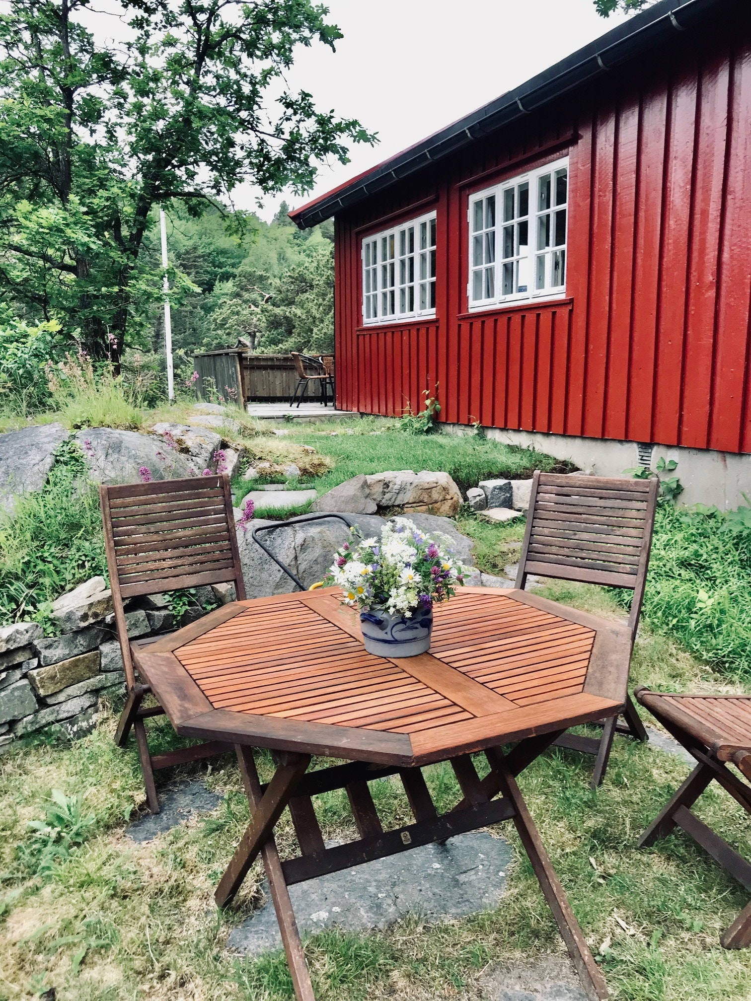Det er flere sittegrupper plassert rundt på eiendommen. Galleribilde