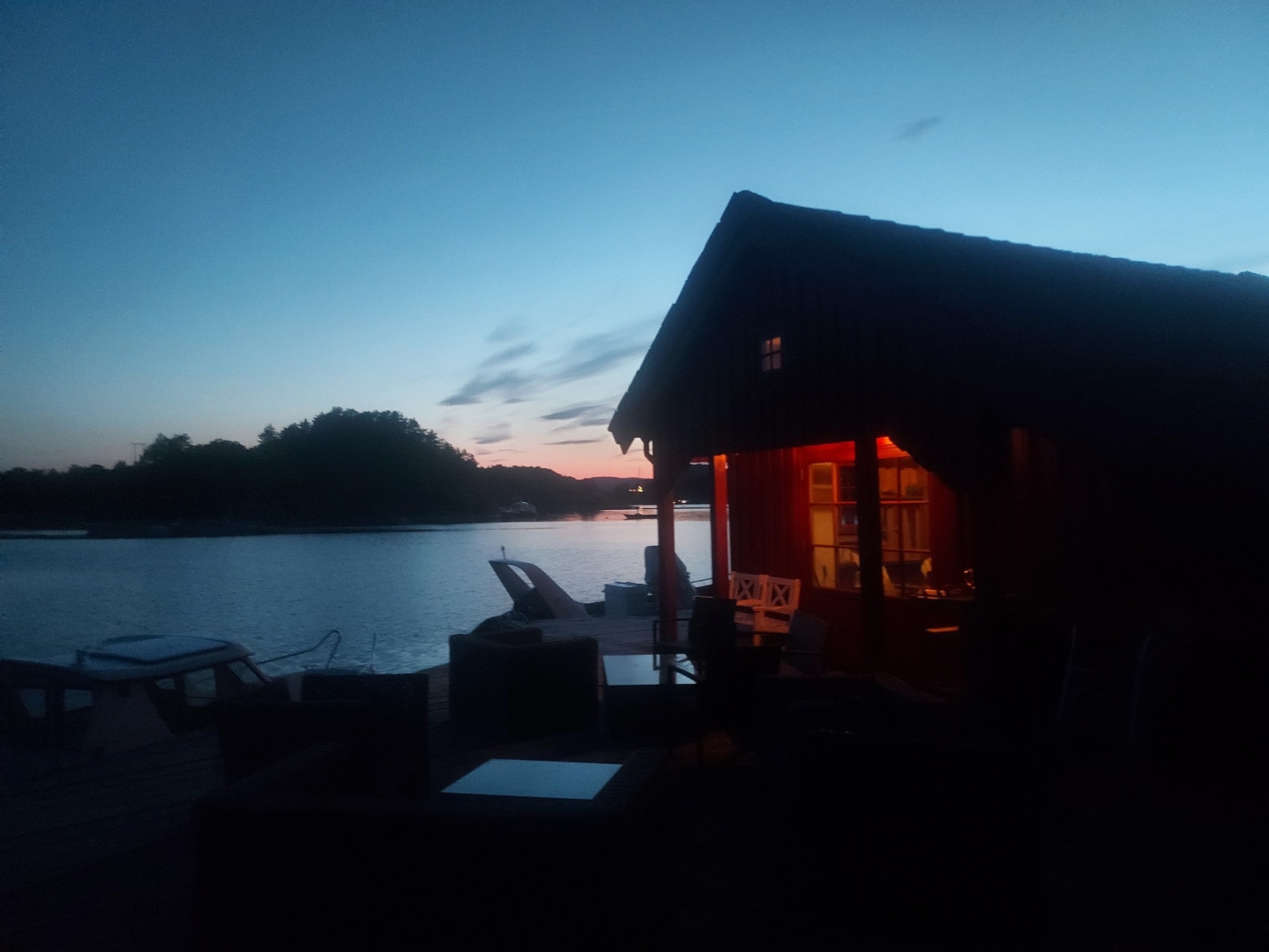 Natt bilde på sommeren fra bryggen med vestvendt utsikt ut bukten. Galleribilde