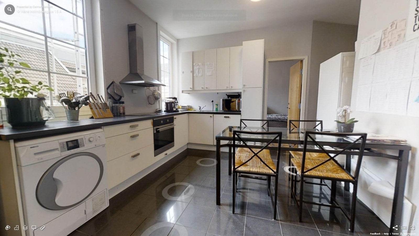 Romslig kjøkken med alt av hvitevarer inkludert Galleribilde