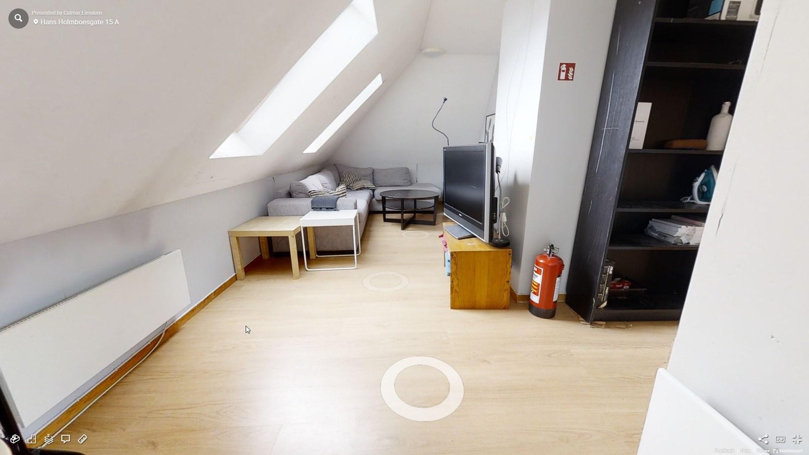 Stuen har god plass og mye lys fra takvinduer Galleribilde