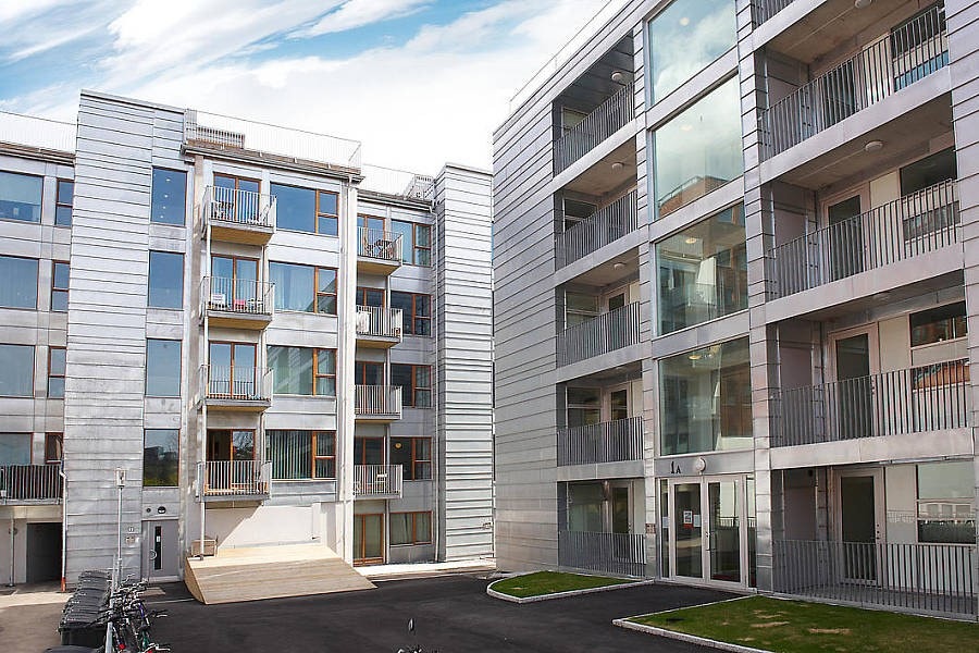 Stort gårdsrom m/plener og sittegrupper. Galleribilde