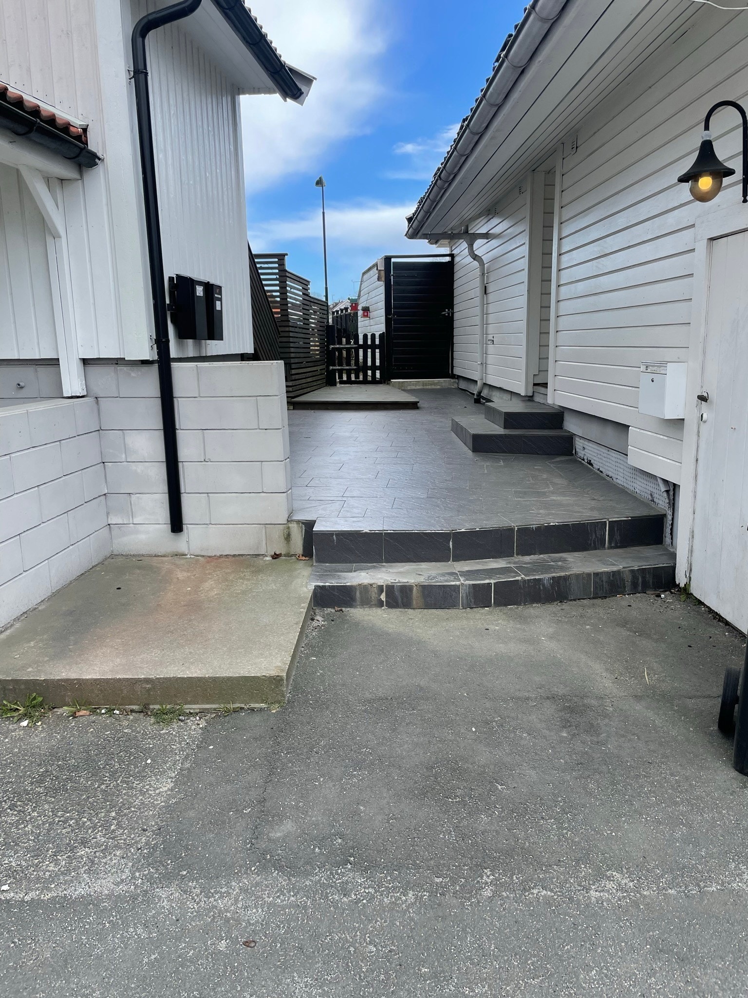 Felles inngang til hovedetg, nabo og hageflekk på venstre side Galleribilde