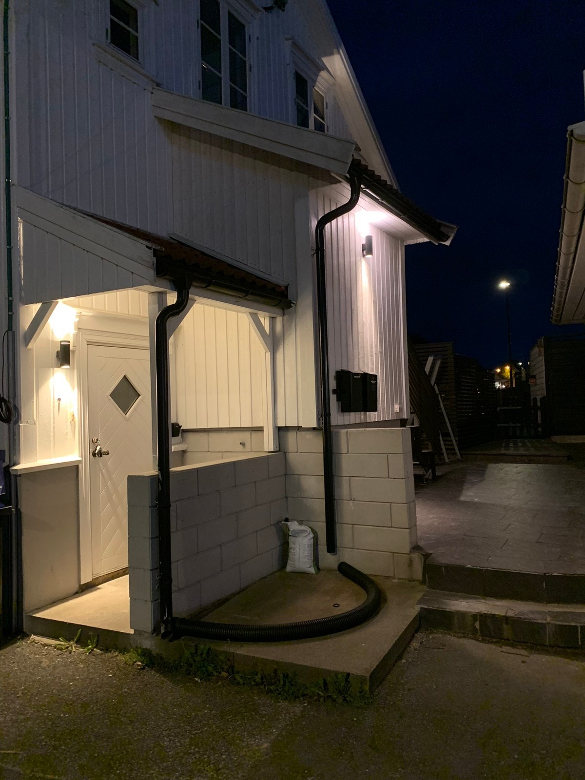 Fasade foran om kvelden. Godt opplyst. Lysene tennes automatisk. Galleribilde