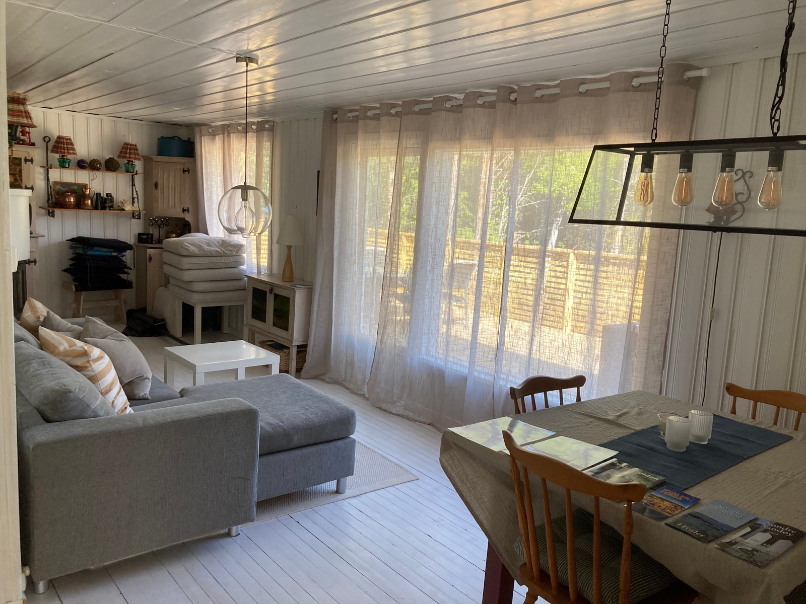 Stue med spisebord oppe og utgang til terrasse oppe. Galleribilde