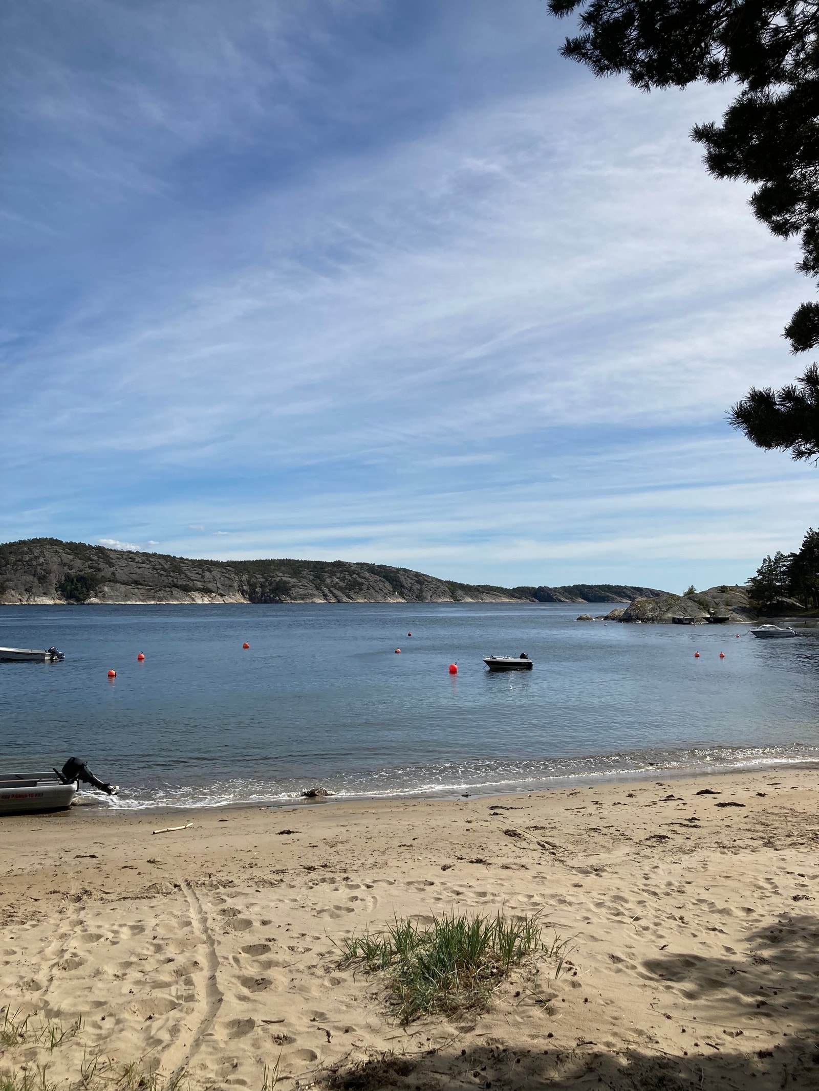 Storhavna badestrand utsikt mot sjøen. En kort spasertur fra hytta. Galleribilde