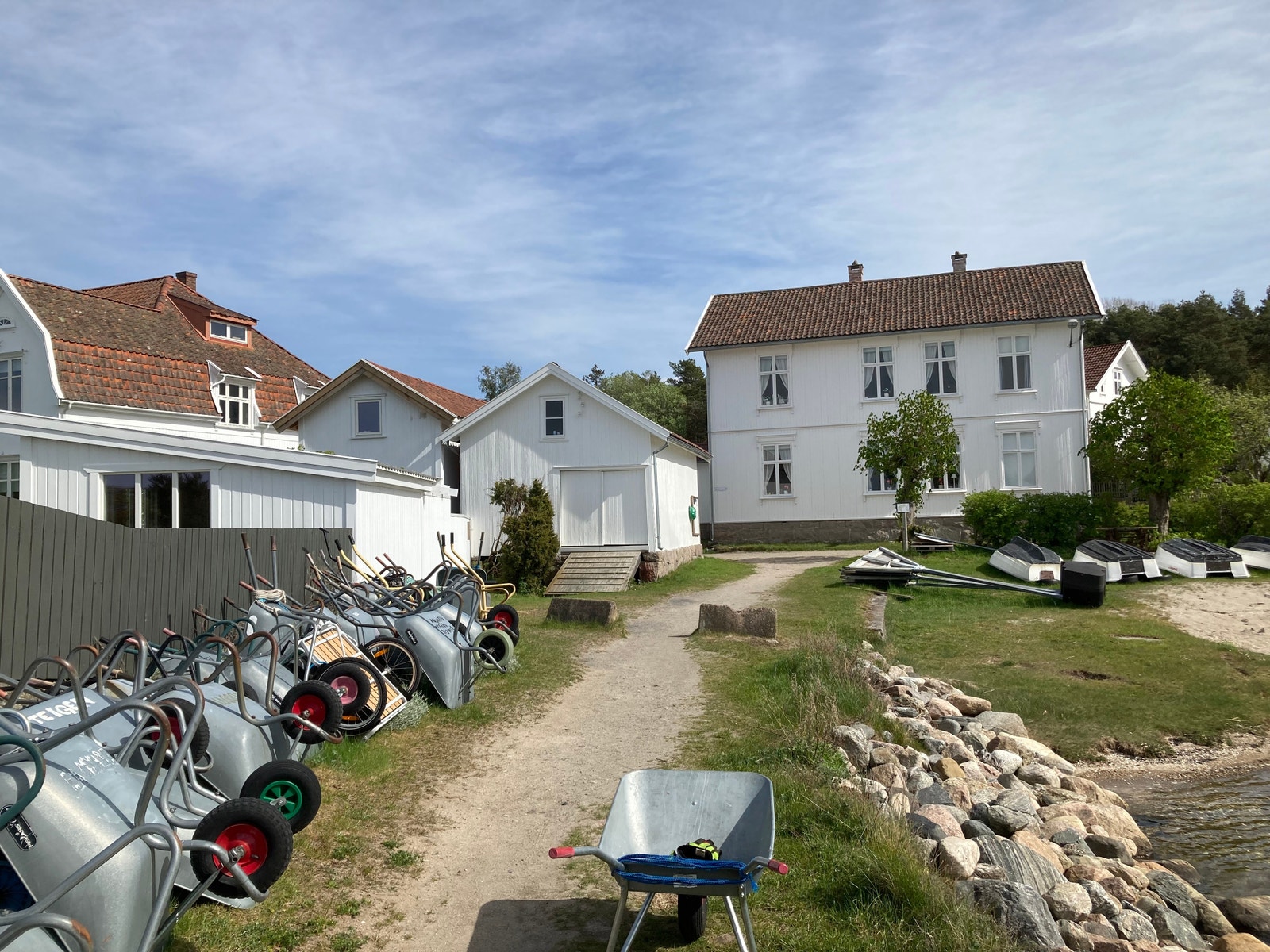 Gravningsundet der hvalerbåten ankommer, her står trillebår til baggasje. Galleribilde