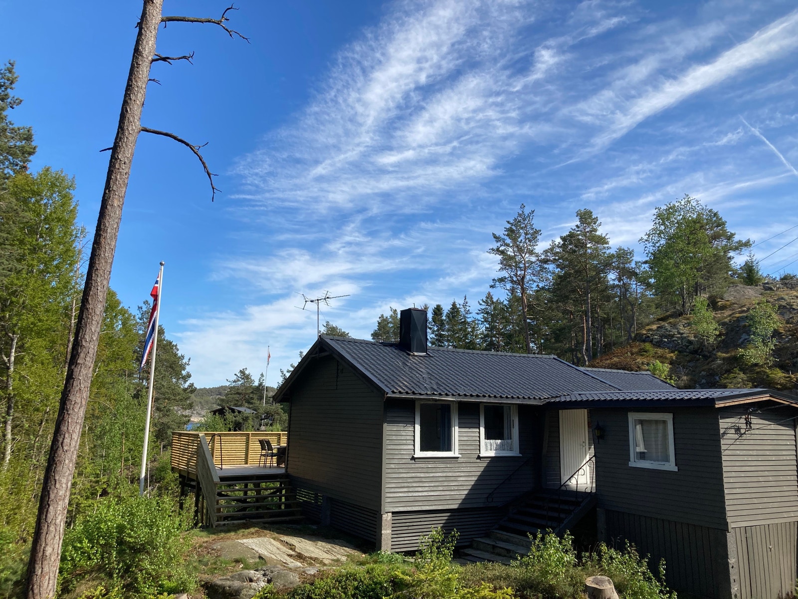 Oversiktsbilde fra baksiden av hytten mot sjøen. Galleribilde