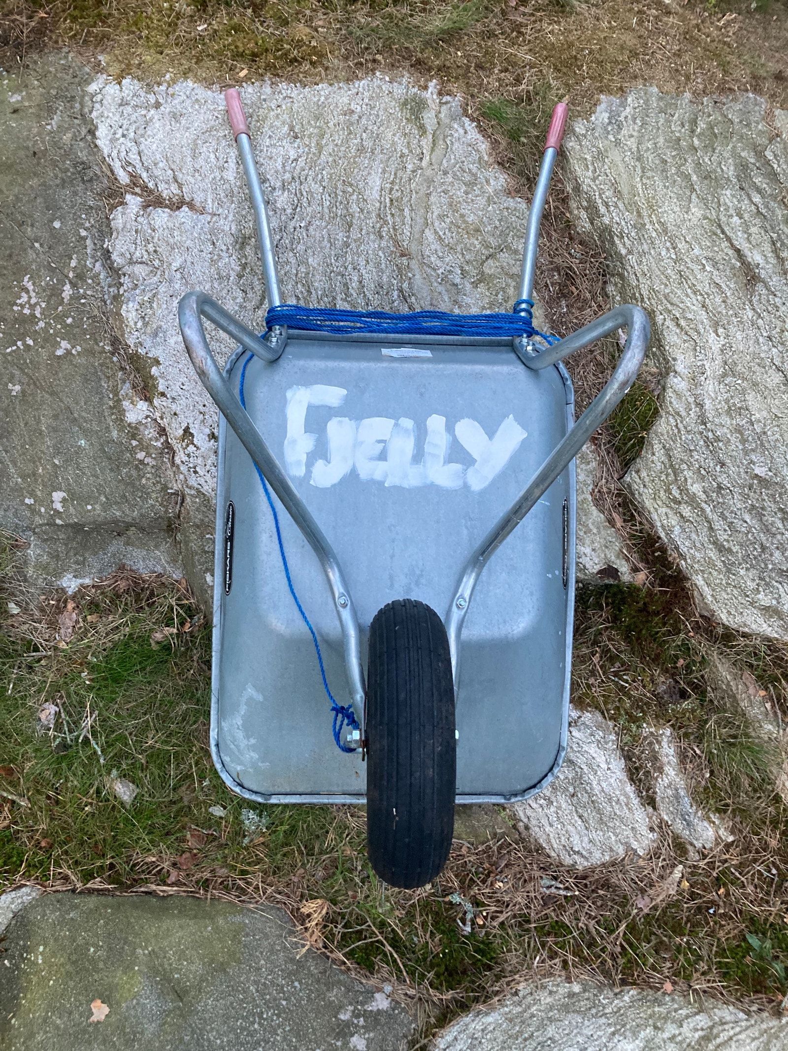 Trillebår plassert i Gravningsundet. Tau til å feste baggasje ved behov. Galleribilde