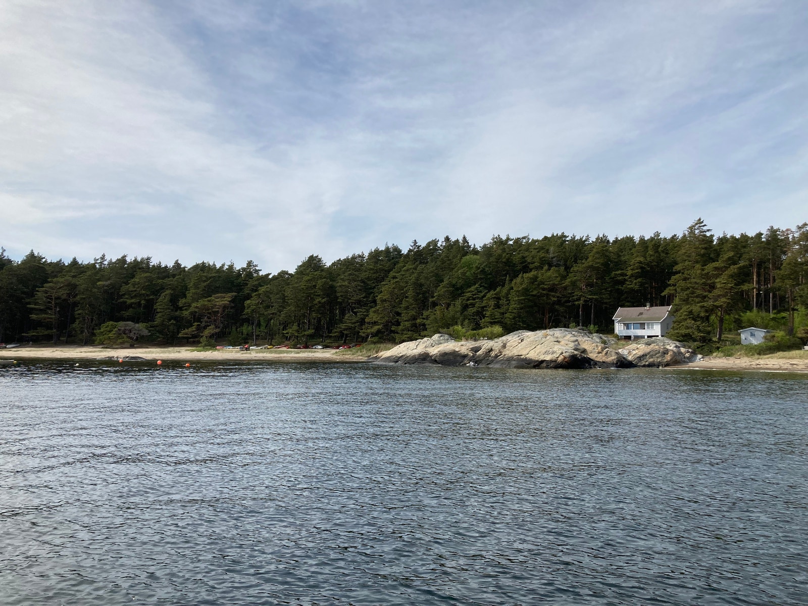 Gjøkvika badestrand sett fra sjøen. Galleribilde