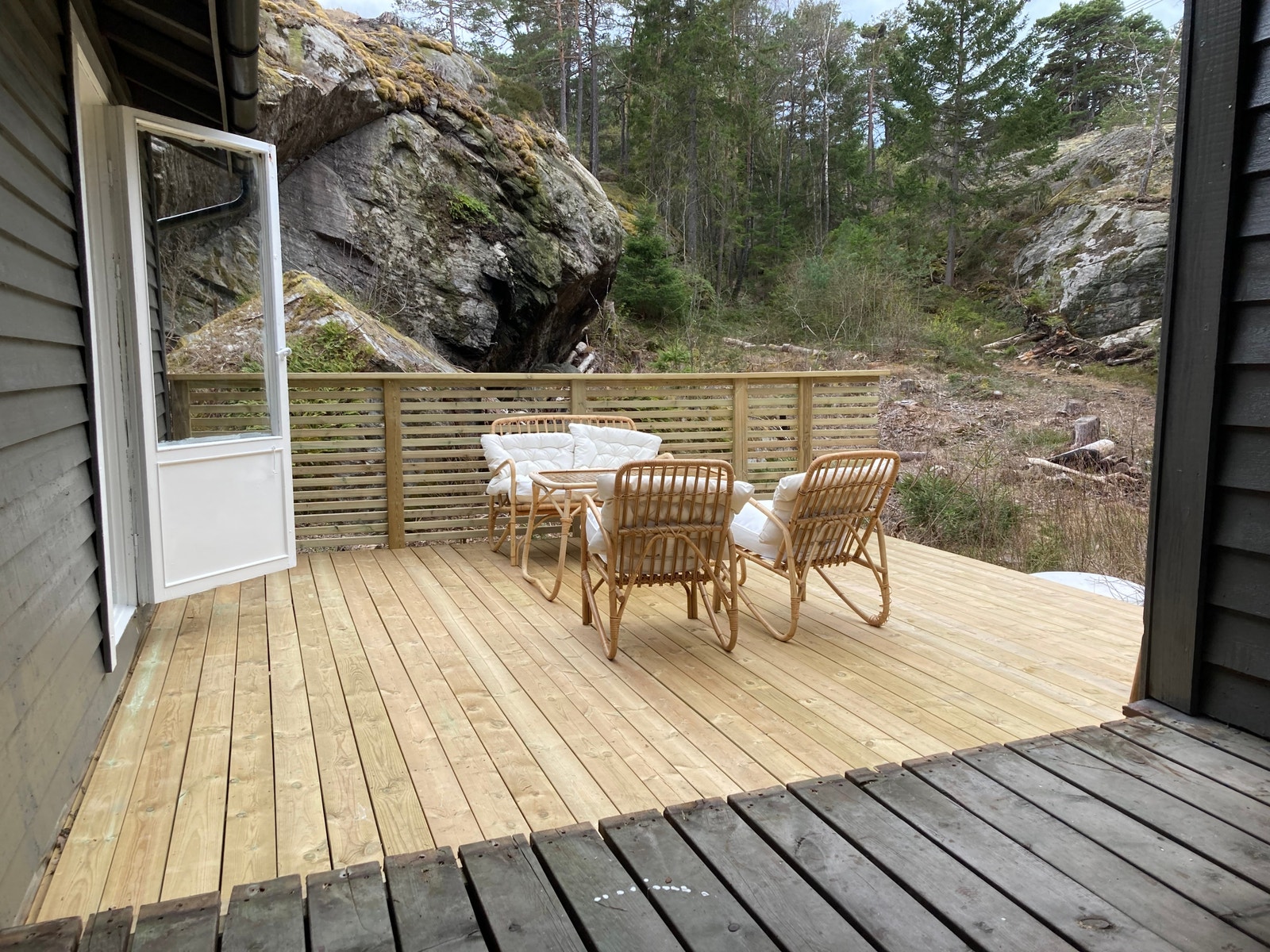 Terrasse bakside med utemøbler. Galleribilde