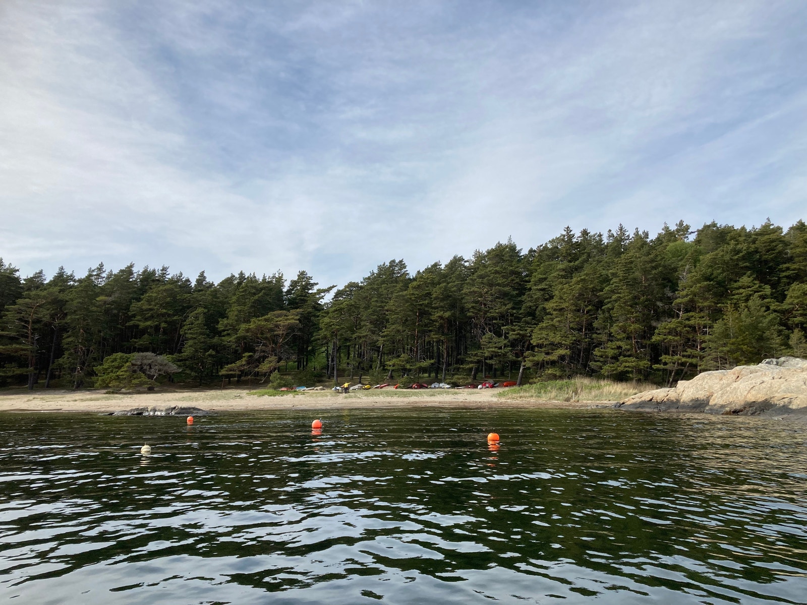 Gjøkvika badestrand en kort spasertur fra hytten. Galleribilde