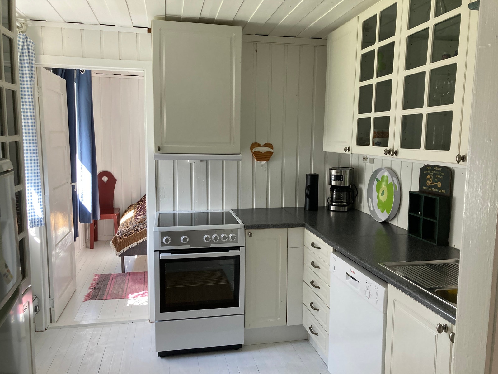 Kjøkken med oppvaskmaskin. Galleribilde