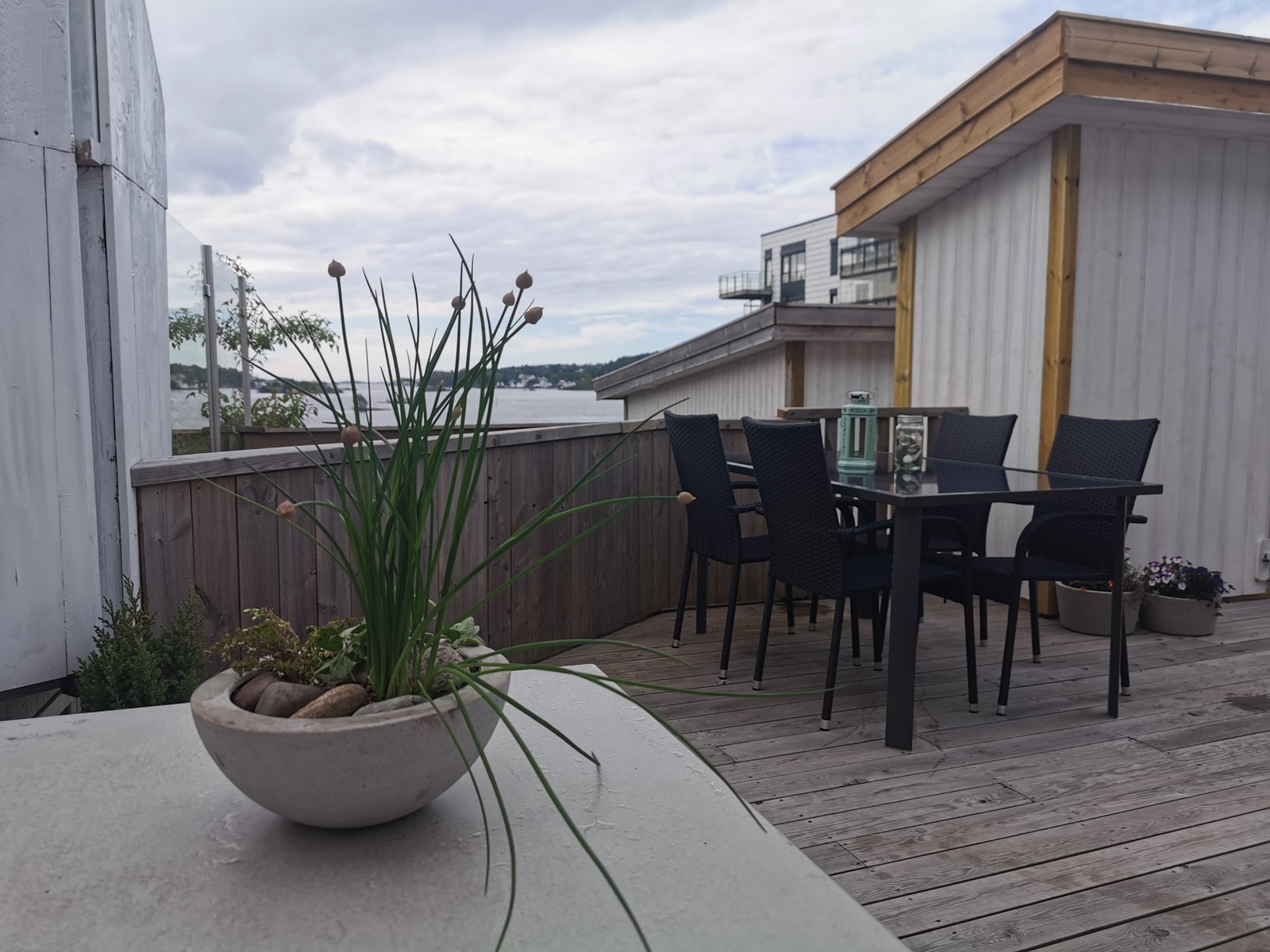 Stor terrasse, med utsikt og gode solforhold Galleribilde