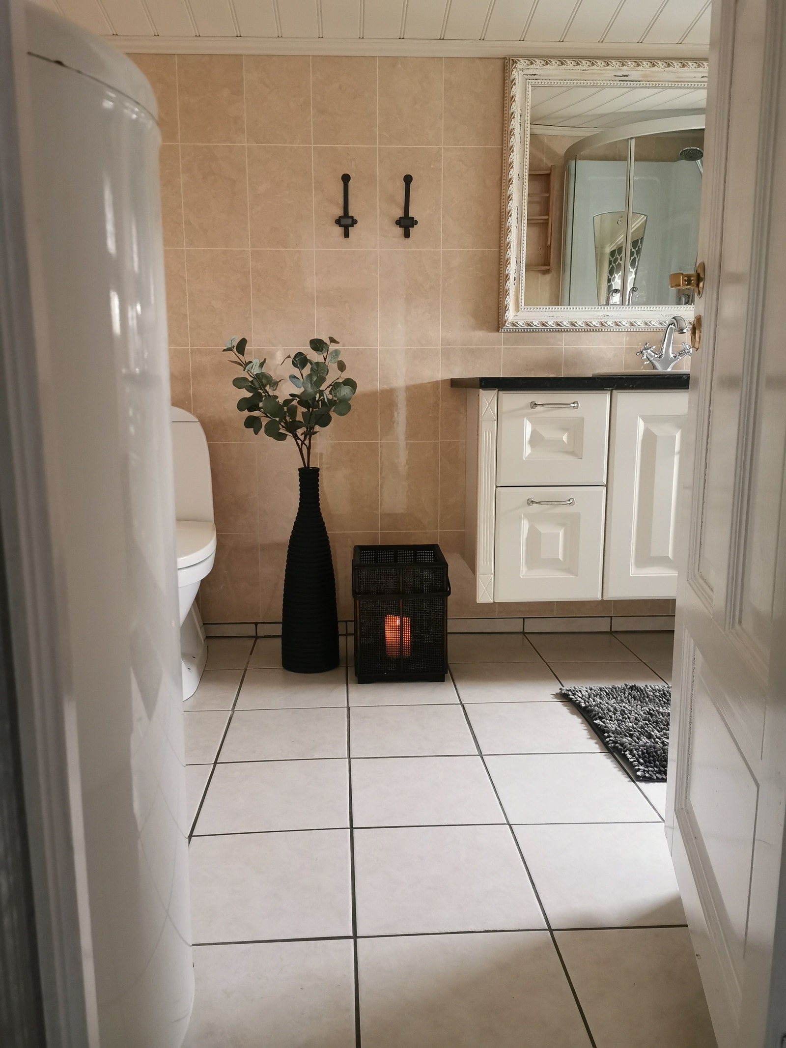 Innbydende bad, med god dusj, varmekabler og vaskemaskin Galleribilde