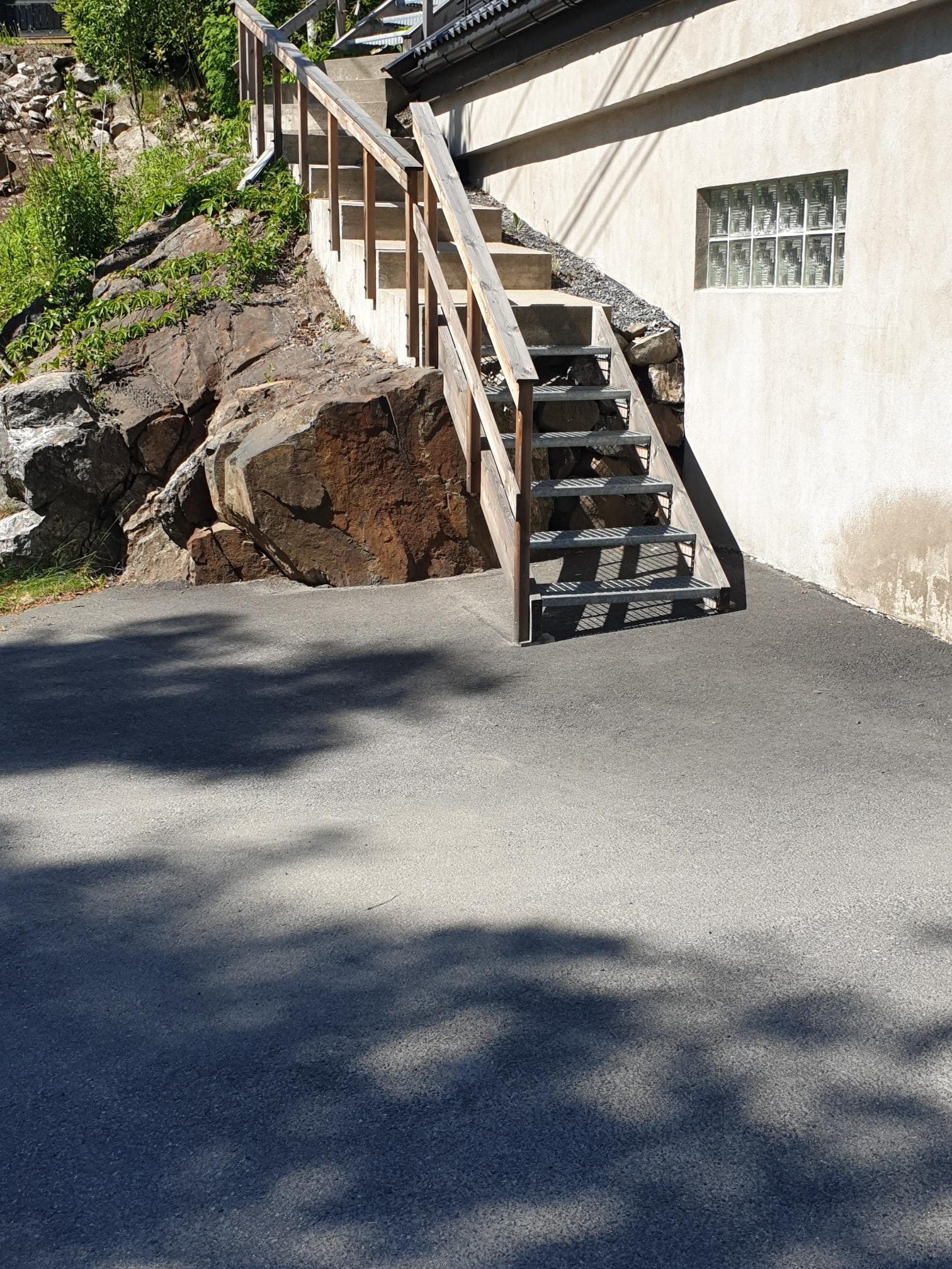 Parkeringsplass, rett på nedsiden av leiligheten Galleribilde