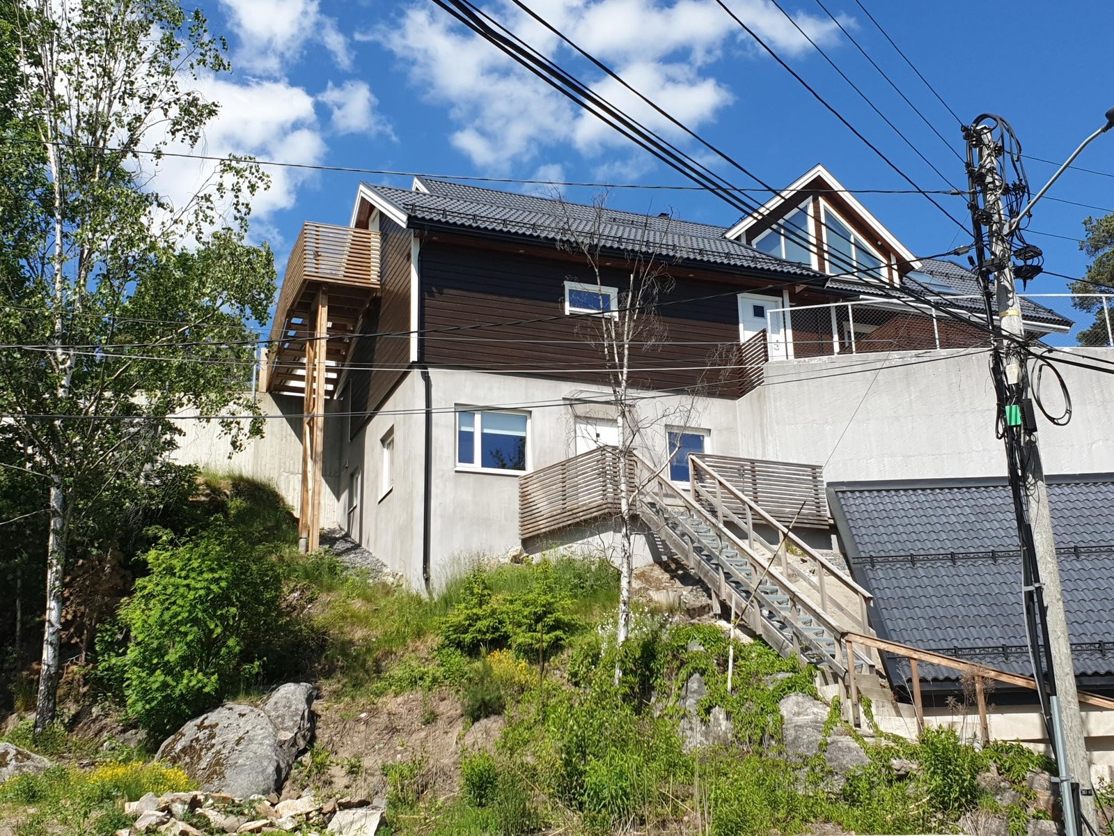 Utleiers bolig ligger atskilt fra leiligheten og med annen innkjøring. Galleribilde