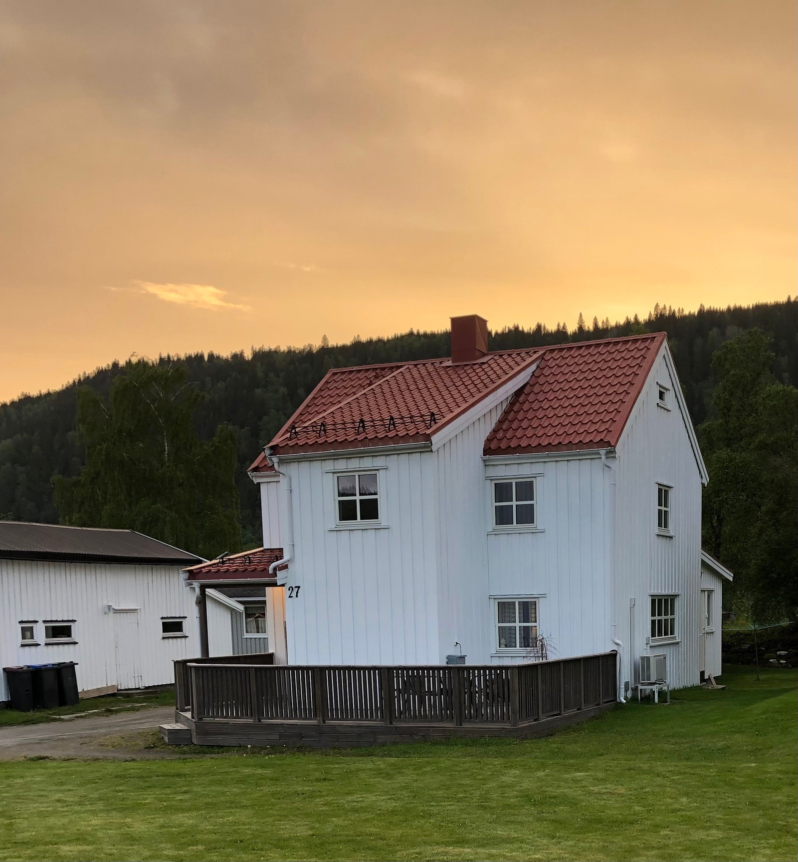 Fasade med plen og hage Galleribilde