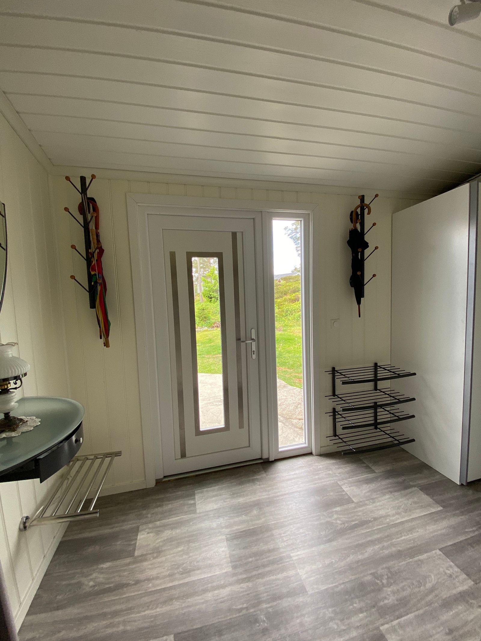 Entré med gode oppbevaringsløsninger og speil. Galleribilde