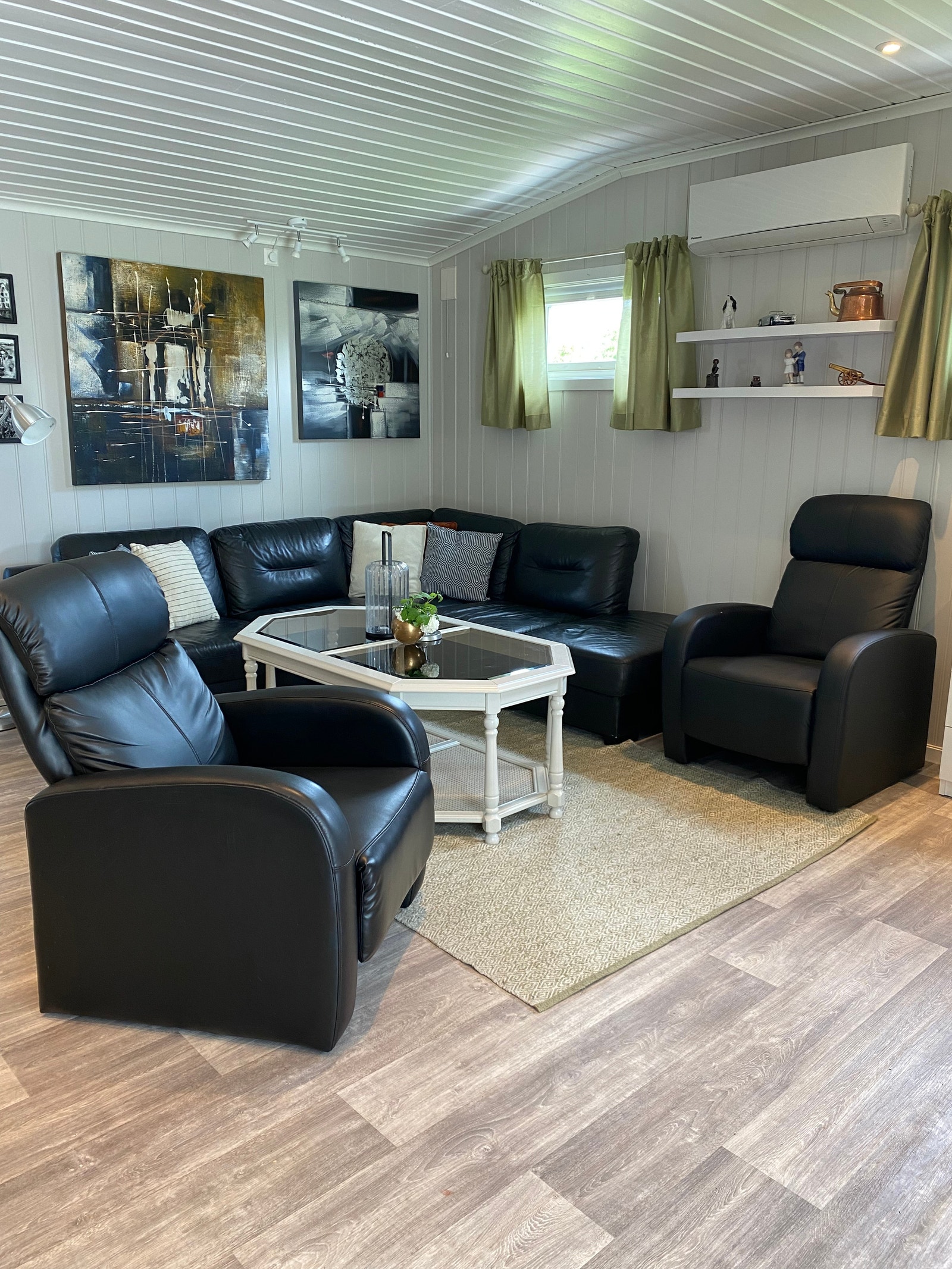 Stue med gode sittemuligheter. Galleribilde