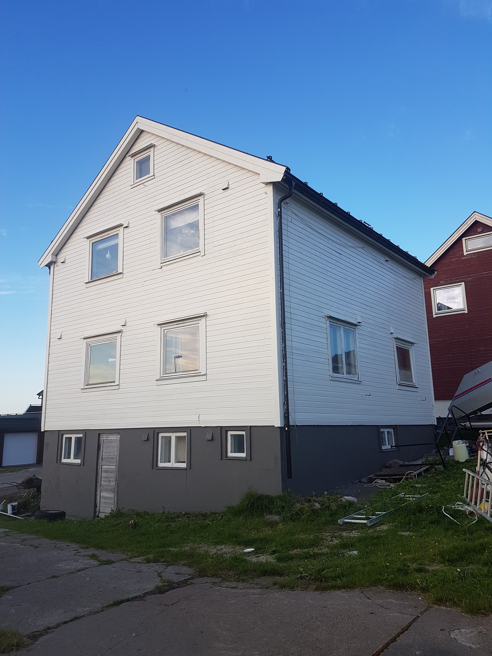 Fra baksiden. Nymalt i 2020. Nytt tak i 2014. Galleribilde