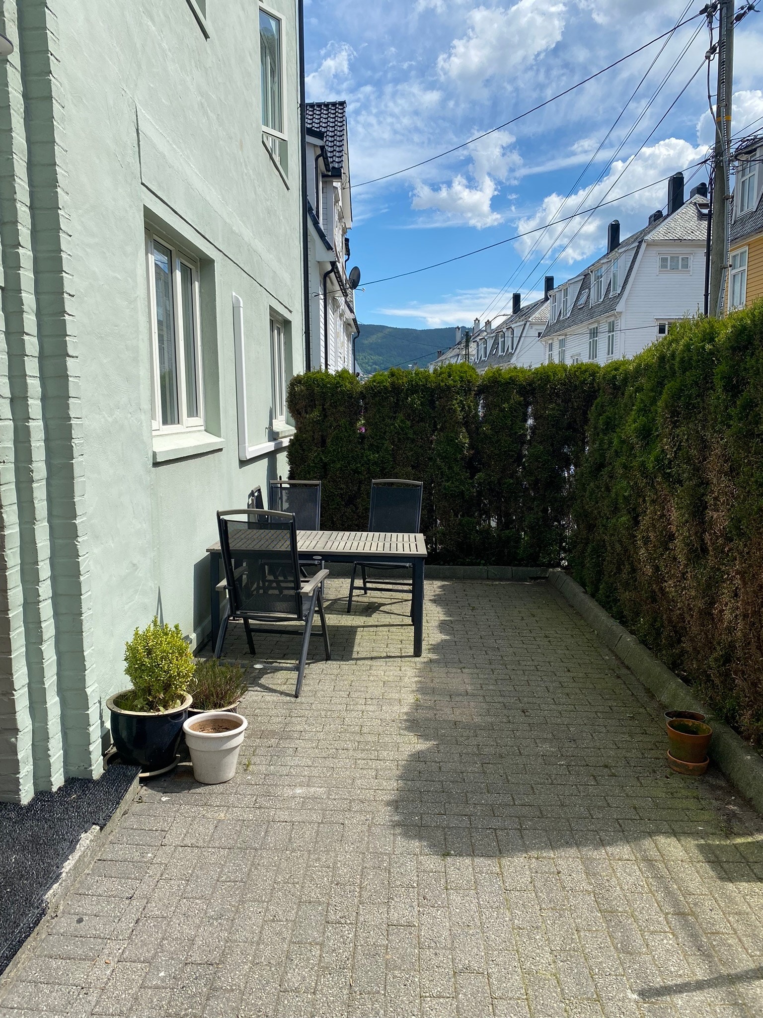 Inngangsparti for andre leiligheter i borettslaget. Også felles uteområde. Galleribilde