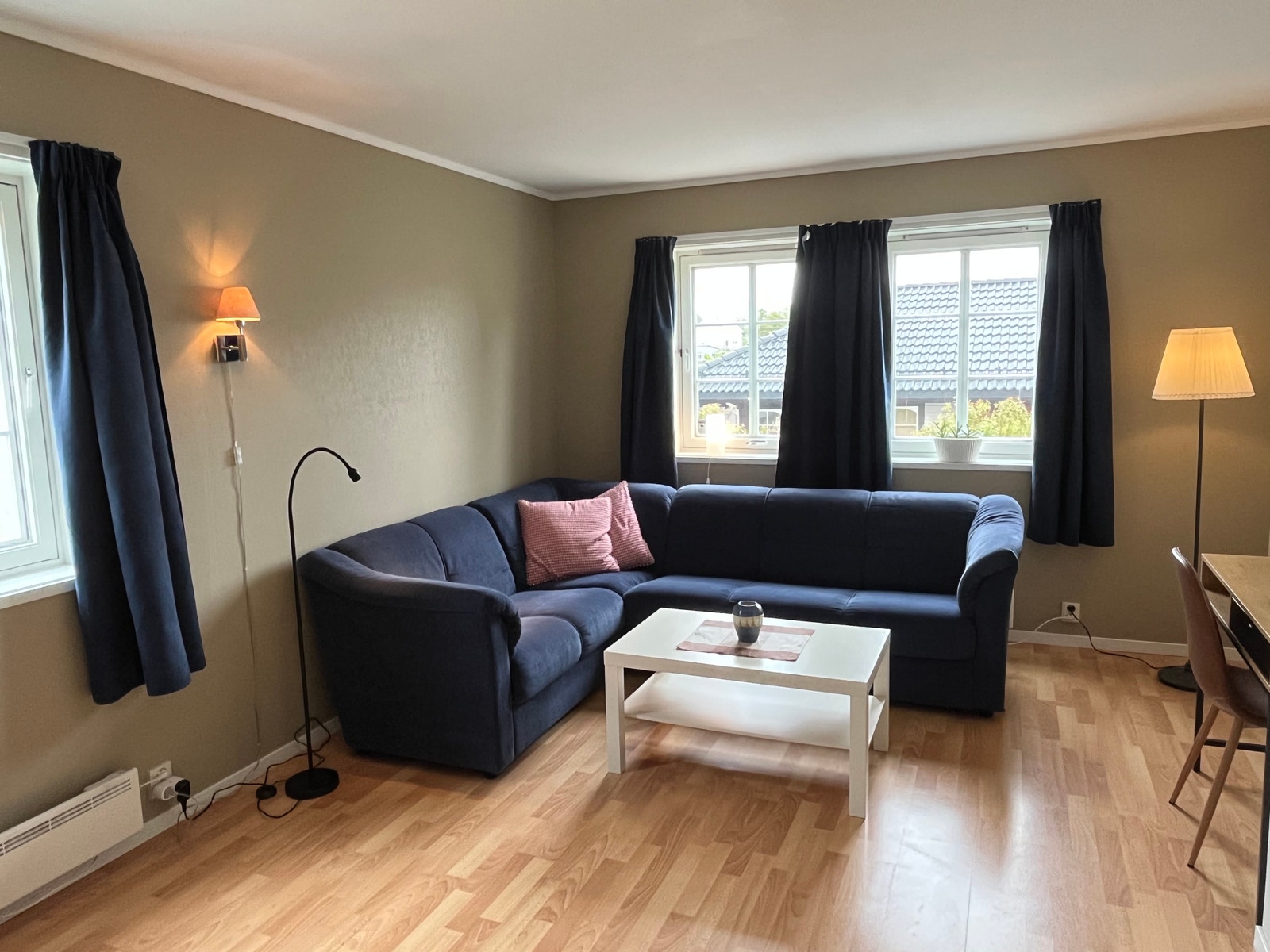 Alt nymalt og nye gardiner 2022 Galleribilde