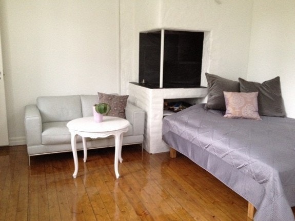 Romslig og lyst oppholdsrom Galleribilde