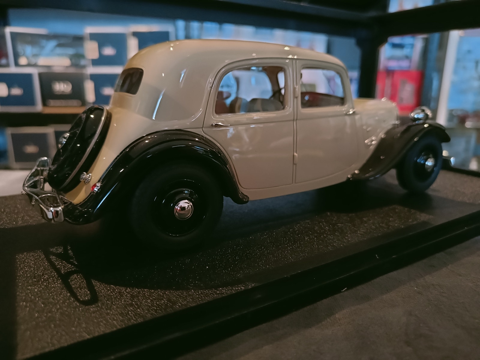 Citroën Traction Avant 7CV 1935 - 1:18 - Cult Scale Models - HMKT