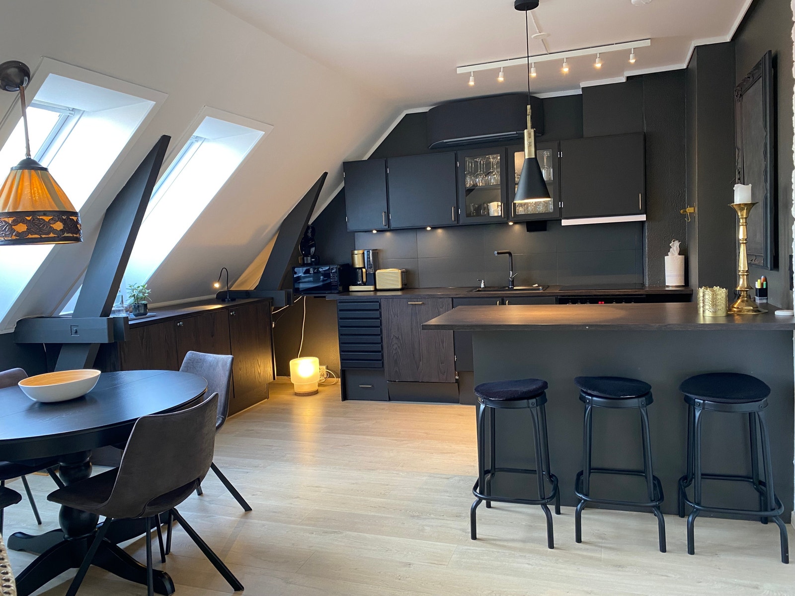 Kjøkken med barløsning og spisebord Galleribilde