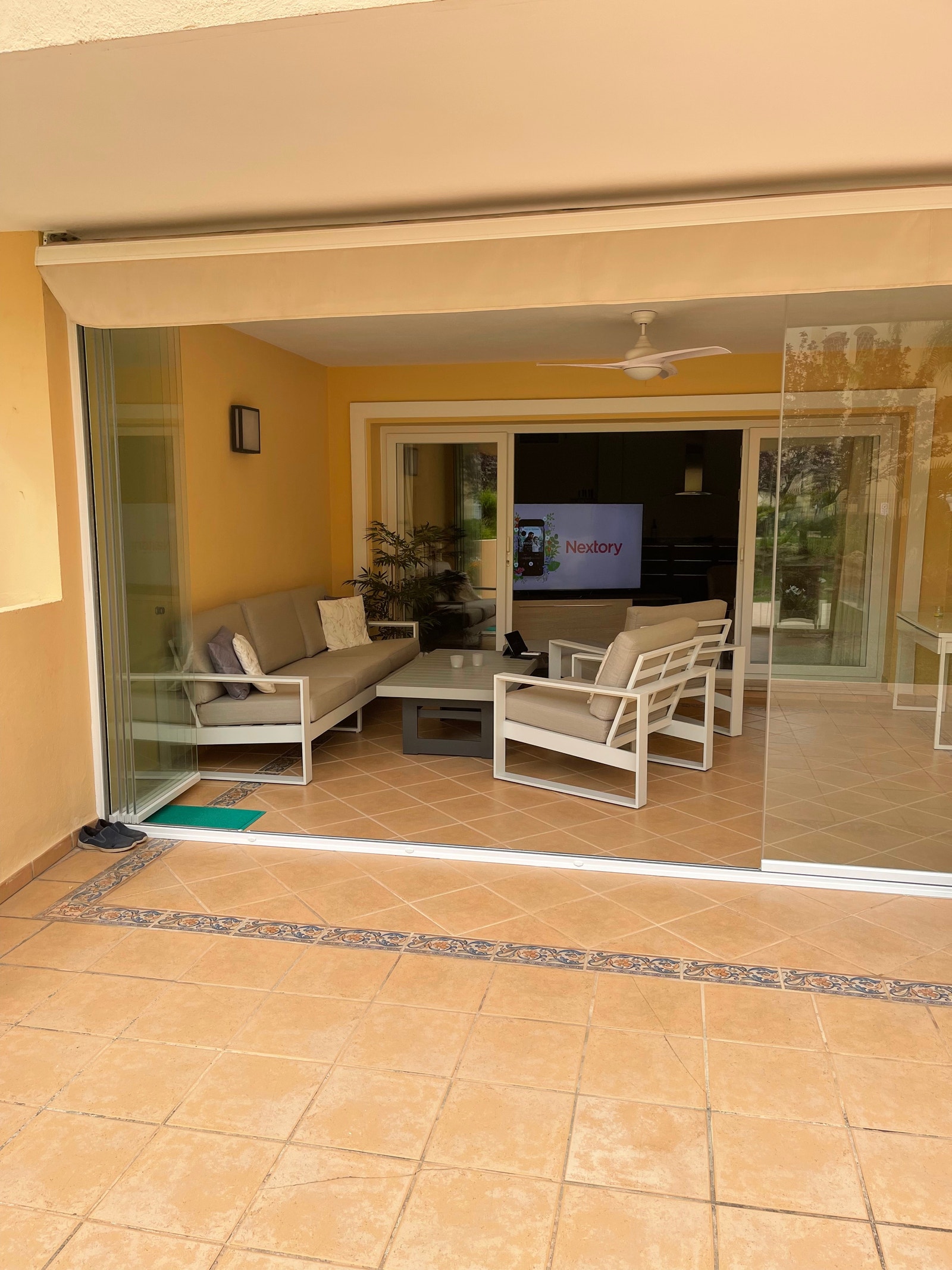 Innglasset terasse med solavskjerming Galleribilde