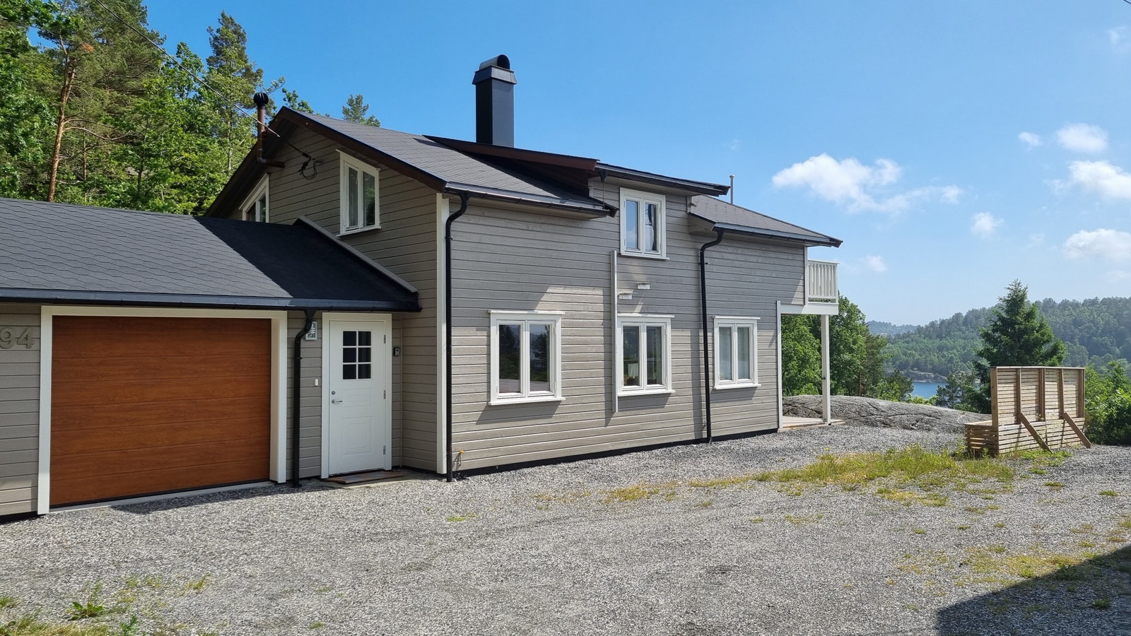 Grusplass med plass til max 3 biler. (Halve grusplassen tilhører nabohytta). Galleribilde