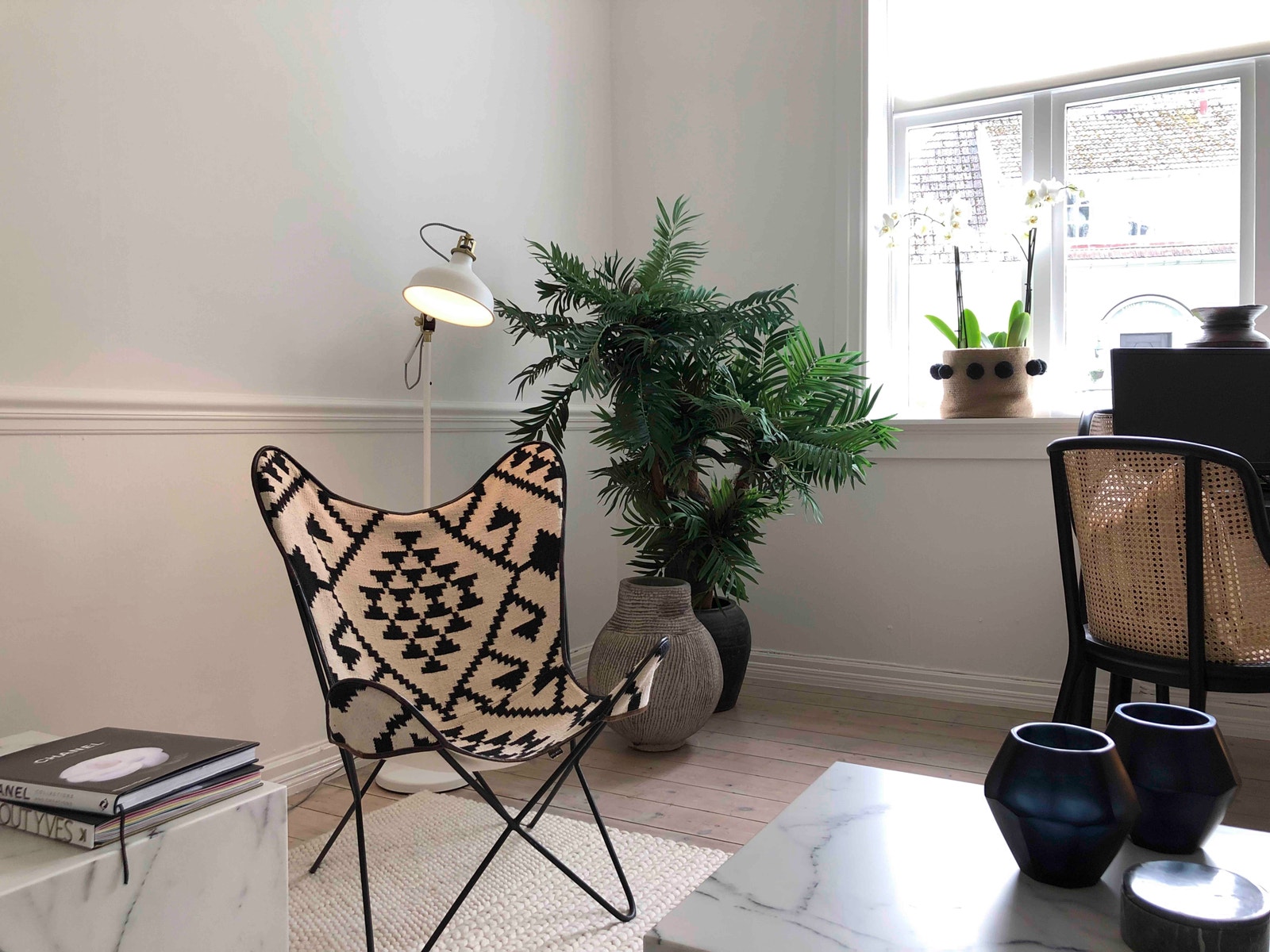 Moderne og høy standard. Lys og trivelig hybel. Med store vinduer og god takhøyde. Egen peis/Kakkelovn. 22 m2 Møbler på bidet er kun til inspirasjon. Galleribilde