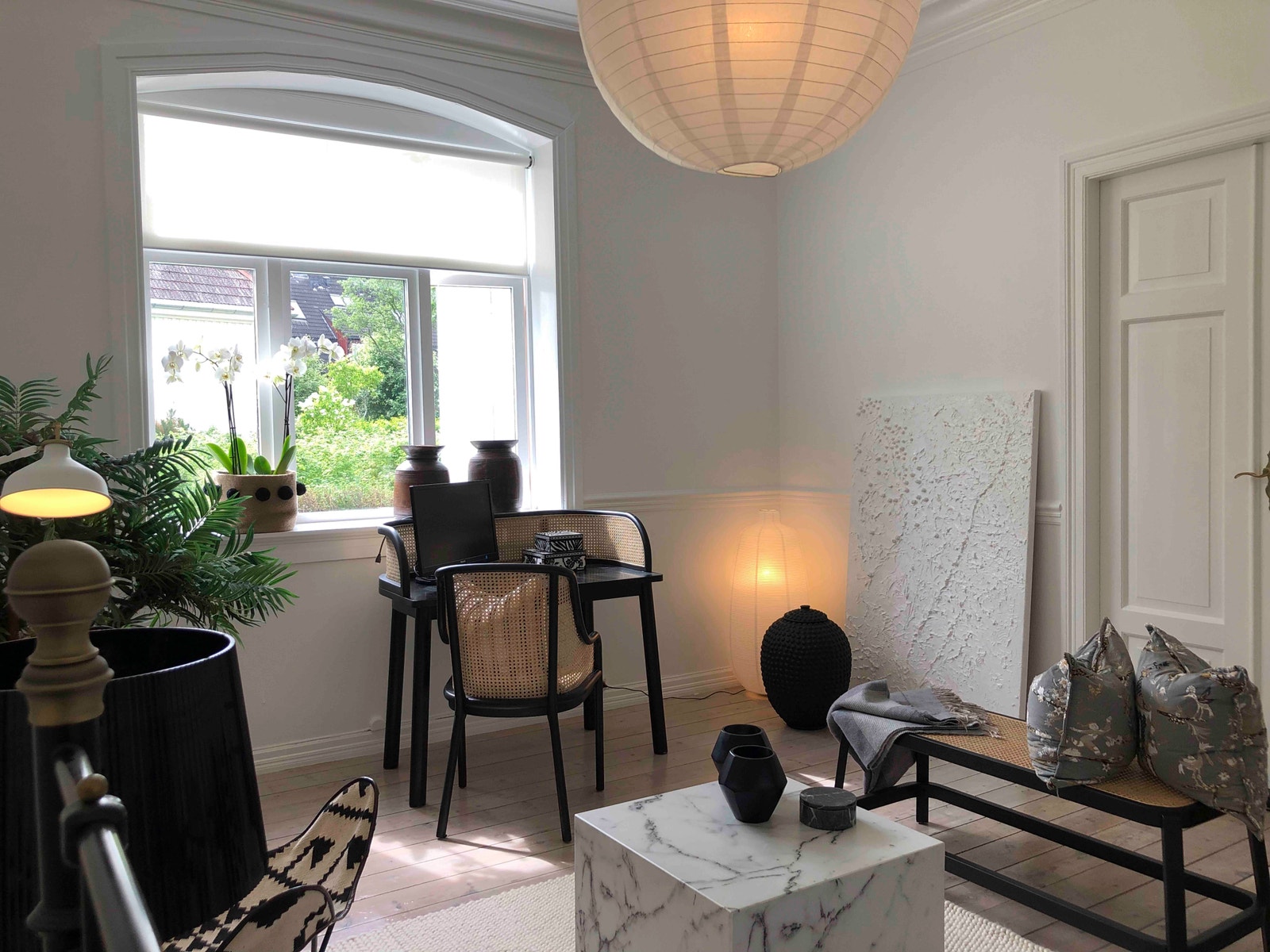 Nyoppusset, høy standard. Store vinduer og god takhøyde som gir lys og god romfølelse. Møbler på bidet er kun til inspirasjon. Galleribilde