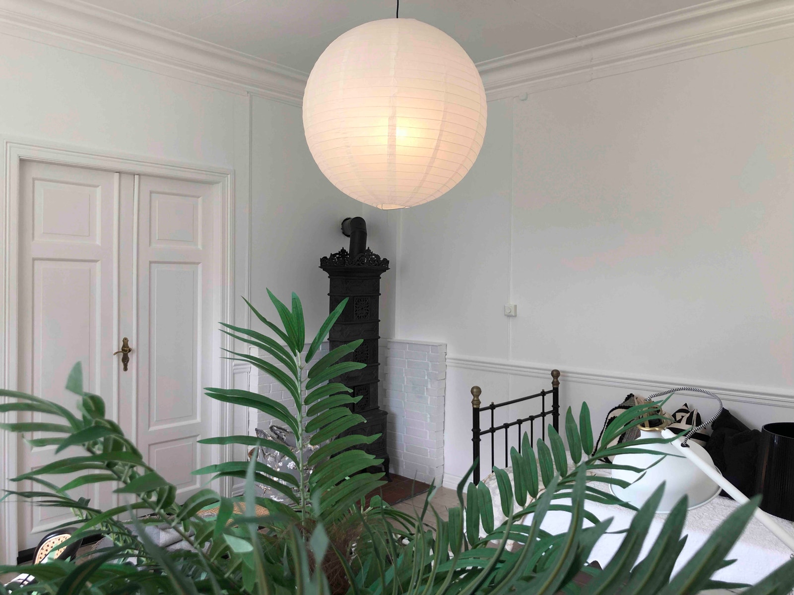 Moderne og høy standard. Lys og trivelig hybel. Møbler på bidet er kun til inspirasjon. Kakkelovn/vedovn 22 m2. Galleribilde