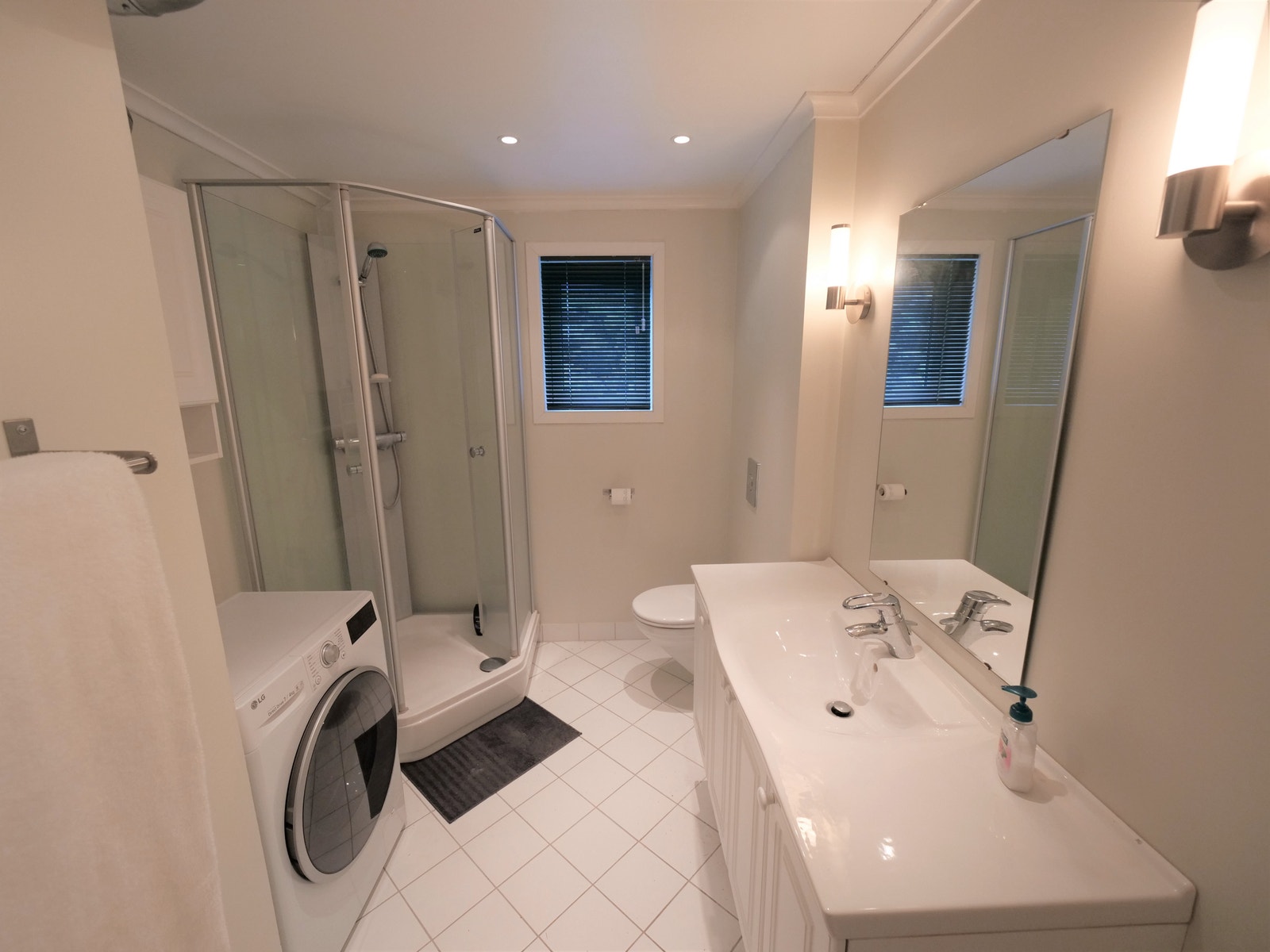 Bad med kombinert vaskemaskin og tørketrommel Galleribilde